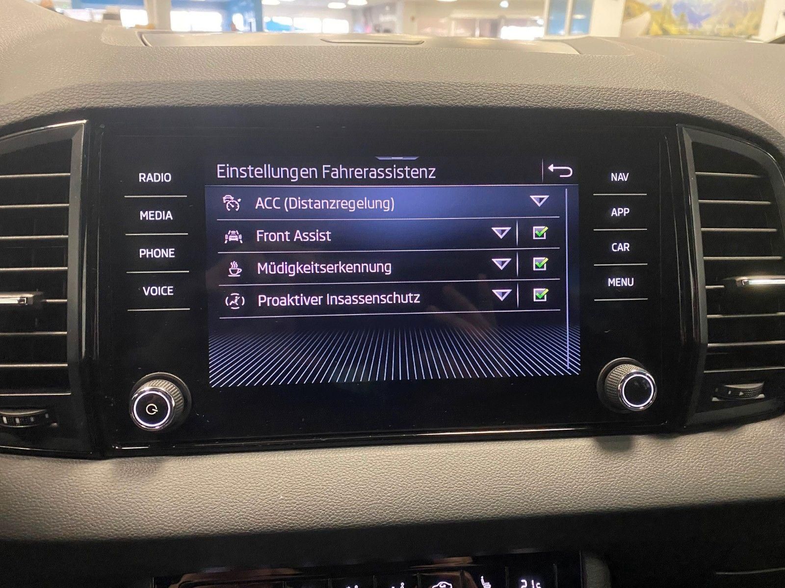 Fahrzeugabbildung SKODA Karoq 1.5 TSI DSG Sportline+NAVI+MATRIX+ACC+18"+