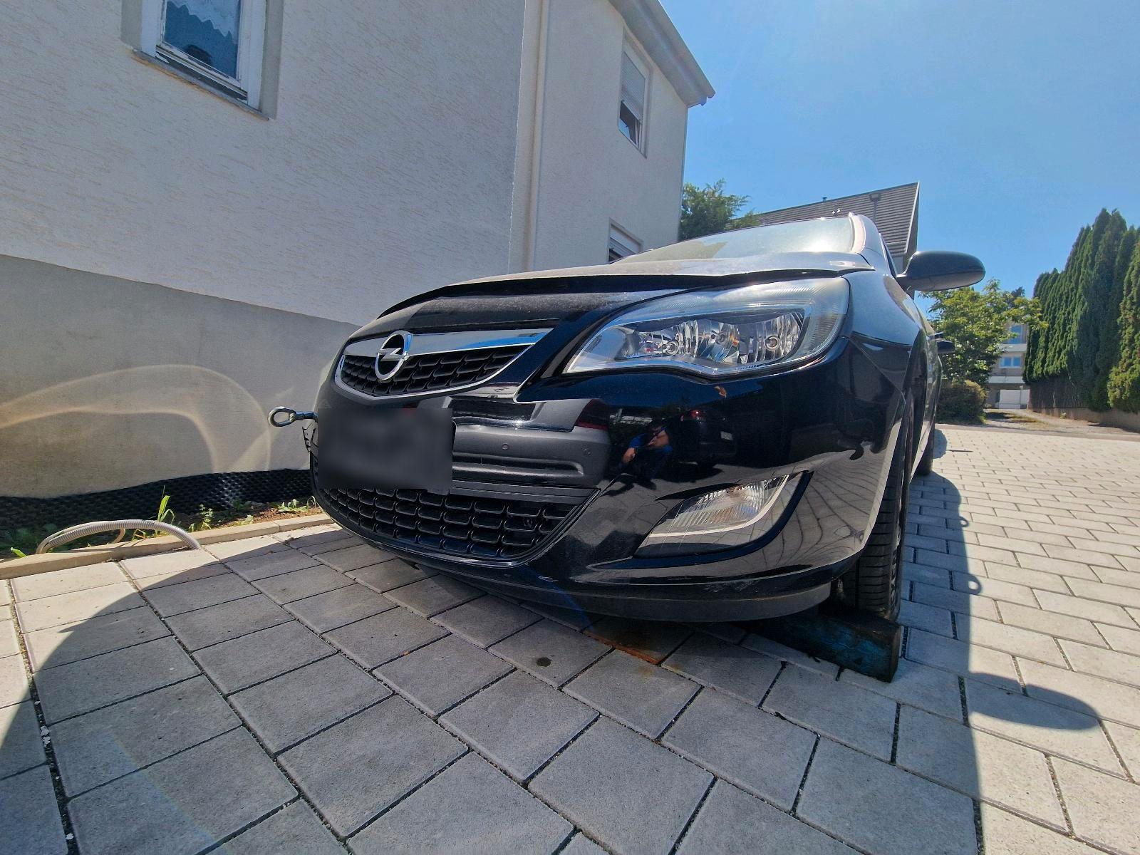 Opel Astra 2010 — rear view