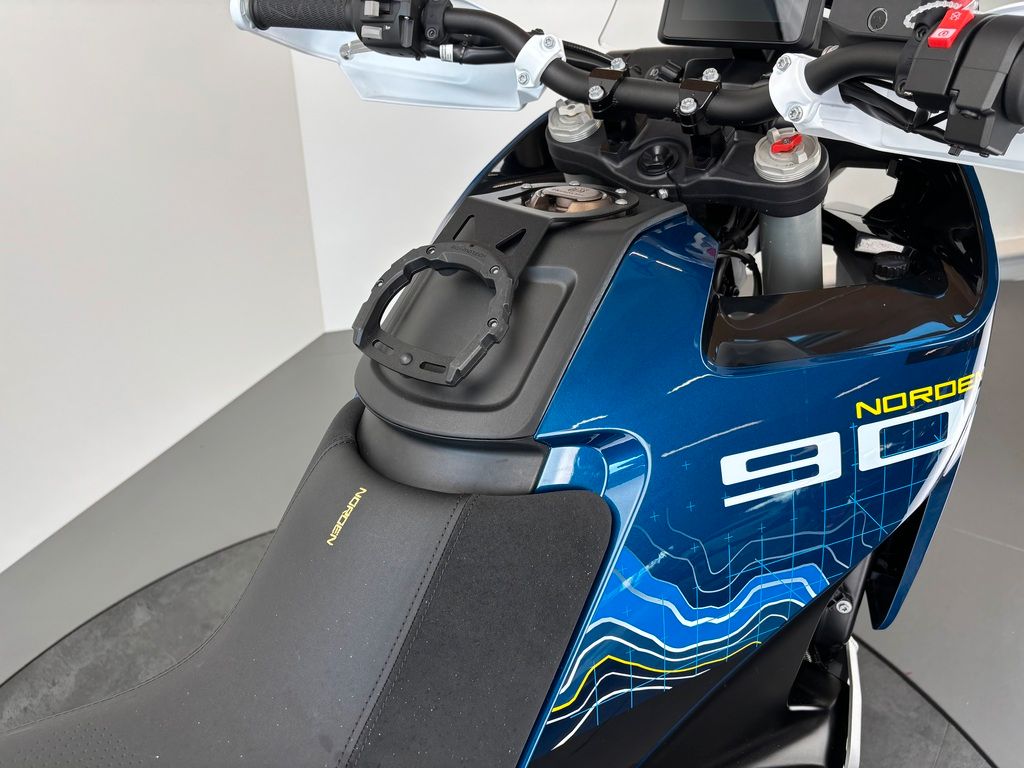 Fahrzeugabbildung Husqvarna NORDEN 901 EXPEDITION *1. HAND *SEHR GEPFLEGT