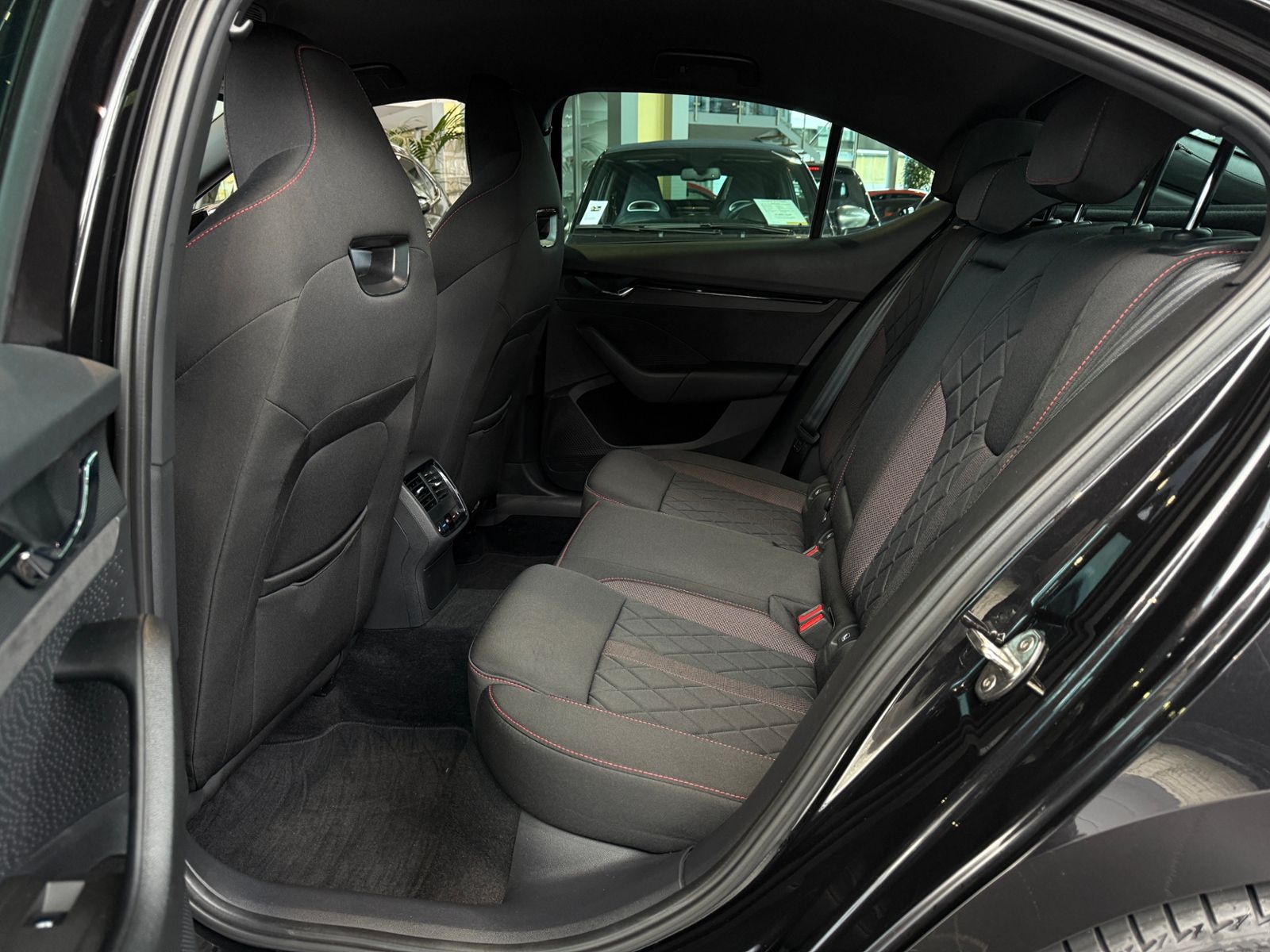 Fahrzeugabbildung SKODA Octavia Lim. RS RFK ACC HUD LED