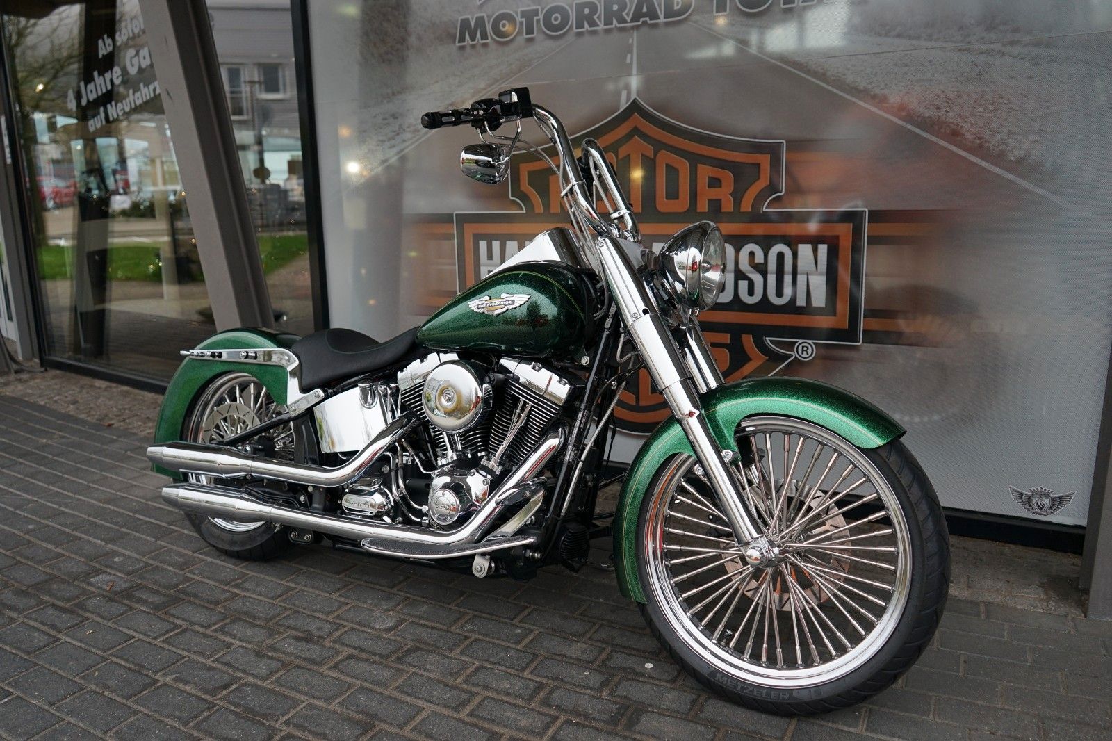 Fahrzeugabbildung Harley-Davidson Softail Deluxe im Chicano Style