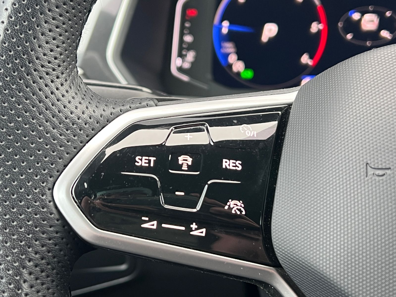 Fahrzeugabbildung Volkswagen Tiguan Allspace R-Line 2.0 TDI DSG 4MOTION *AHK,