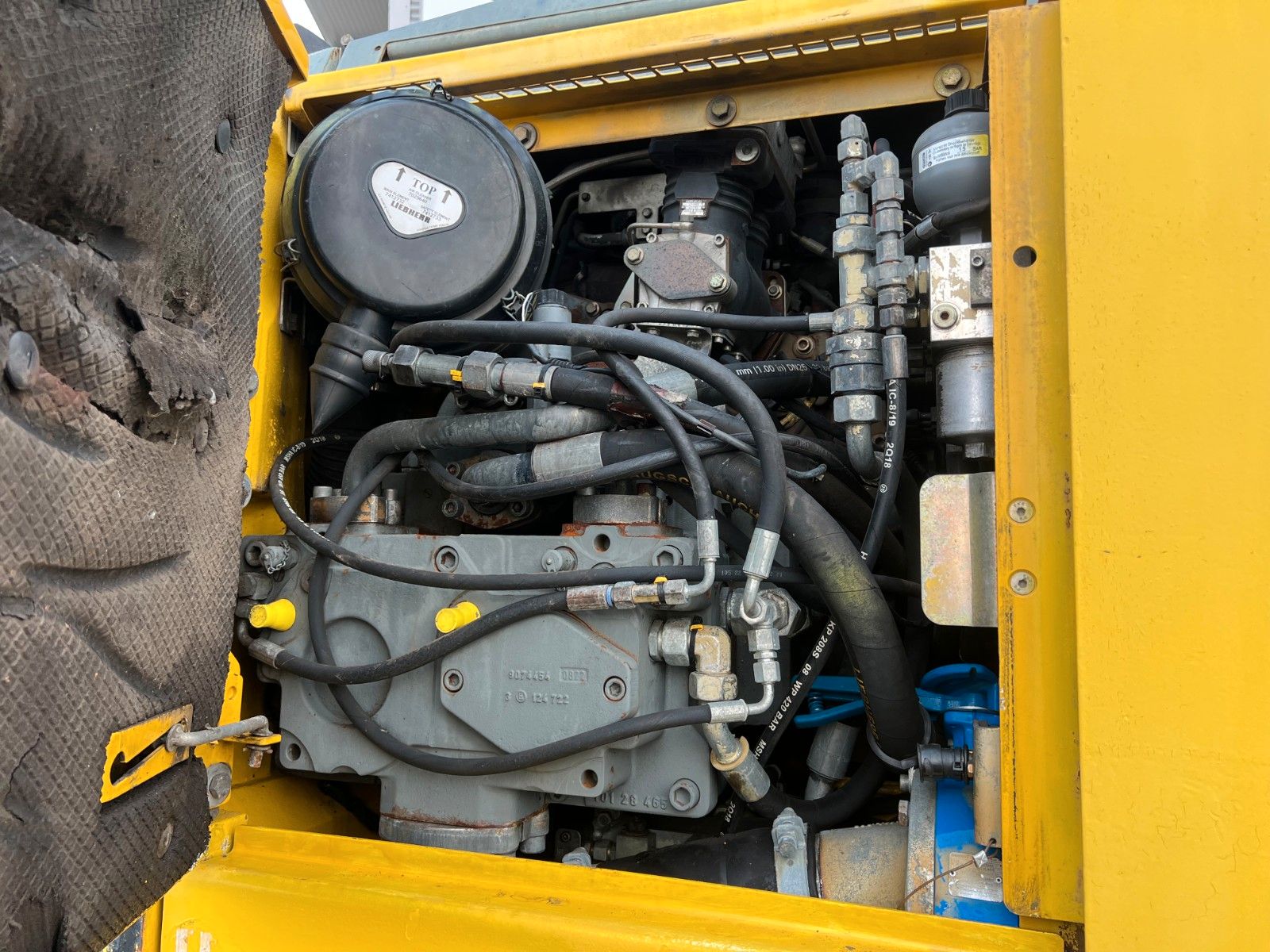 Fahrzeugabbildung Liebherr A 900 C ZW Litronic / 18.866h / 2008