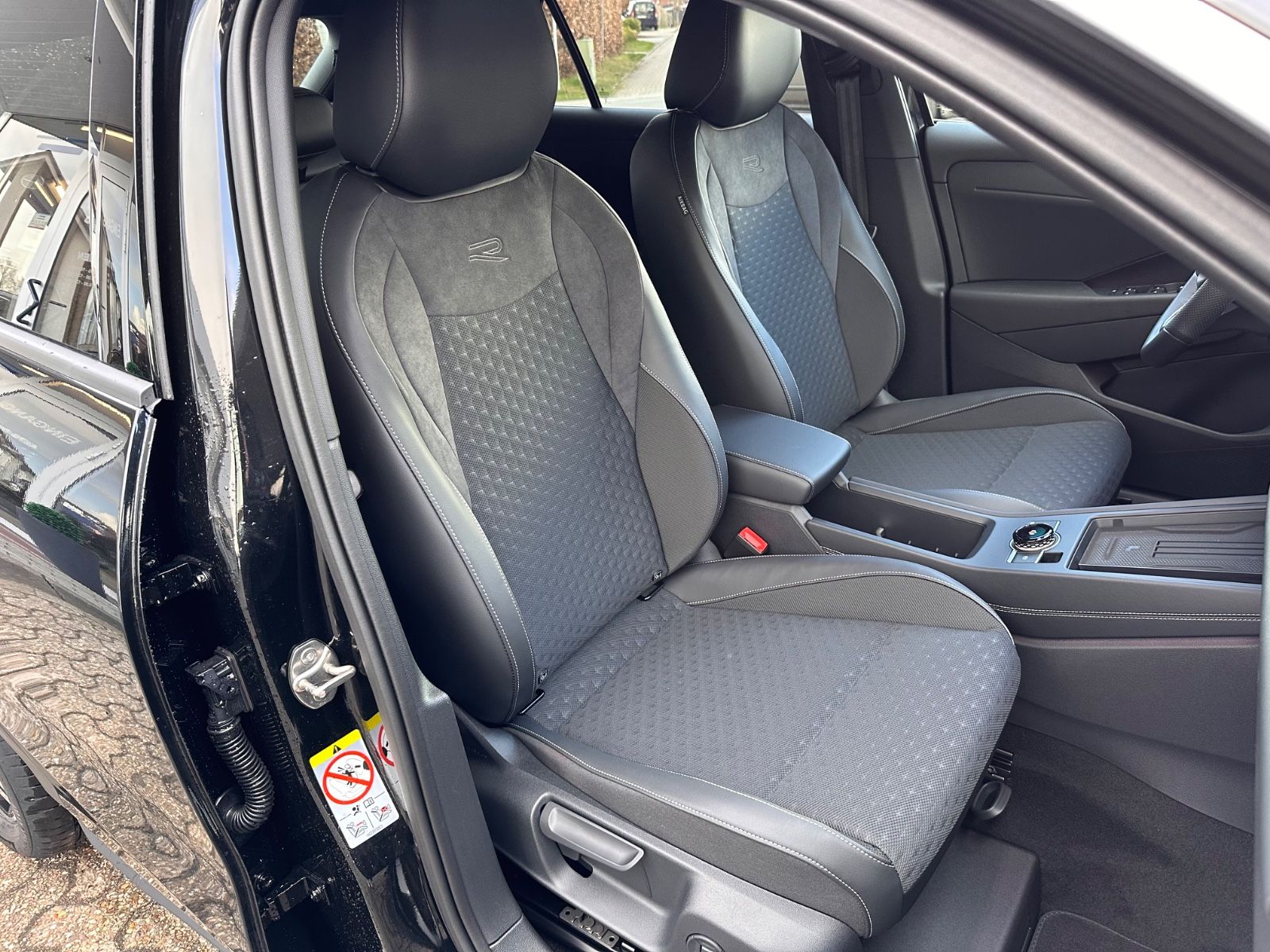 Fahrzeugabbildung Volkswagen T-Roc R Line 1.5 eTSI DSG APP/ACC/AHK/LED/eHeck