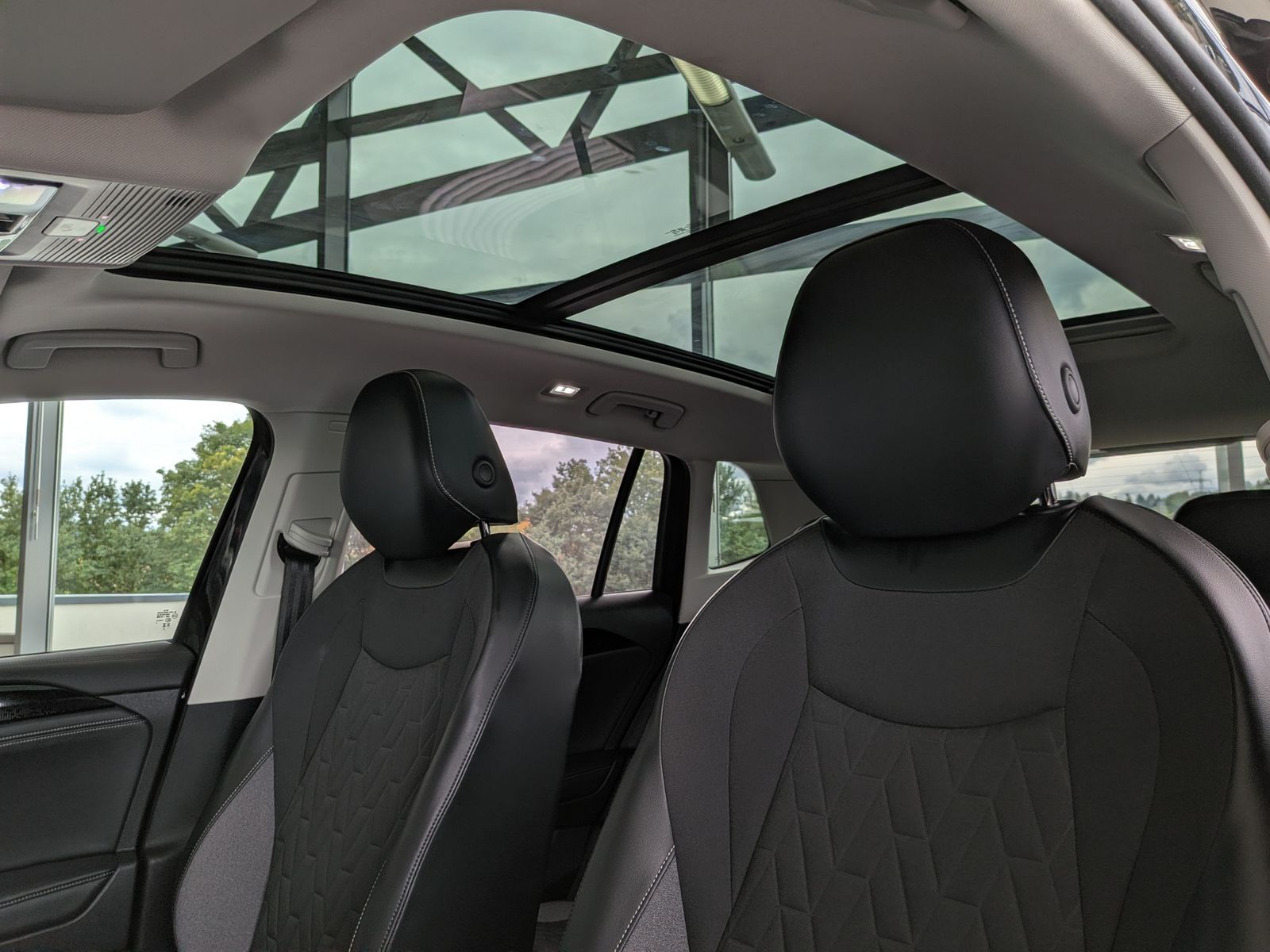 Fahrzeugabbildung Volkswagen Tiguan 1.5 eTSI ENERGY HD-Matrix 360 Pano AHK 19