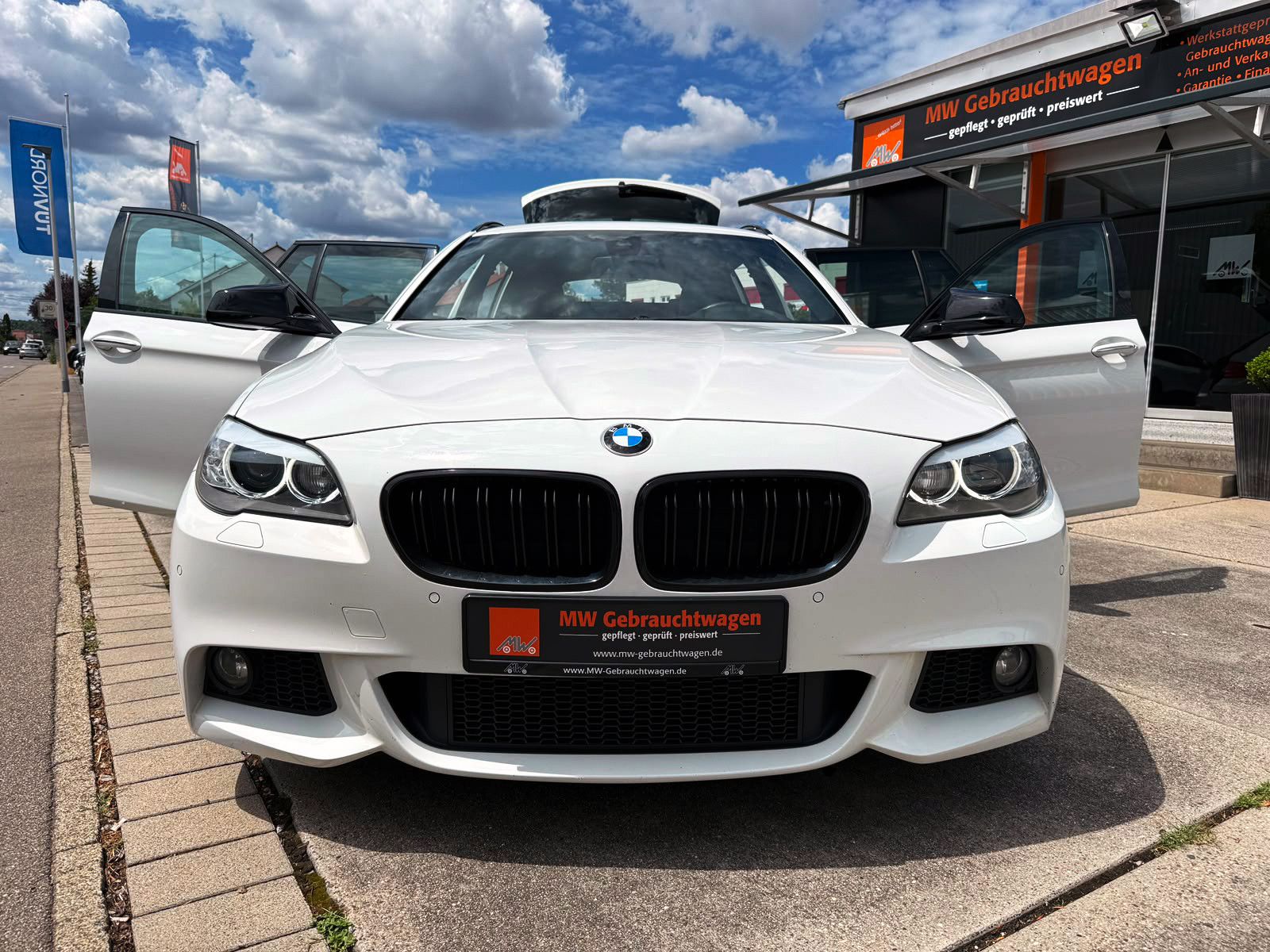 Fahrzeugabbildung BMW 530d Touring xDrive M-Sport PDC PANO SHZ AHK BT