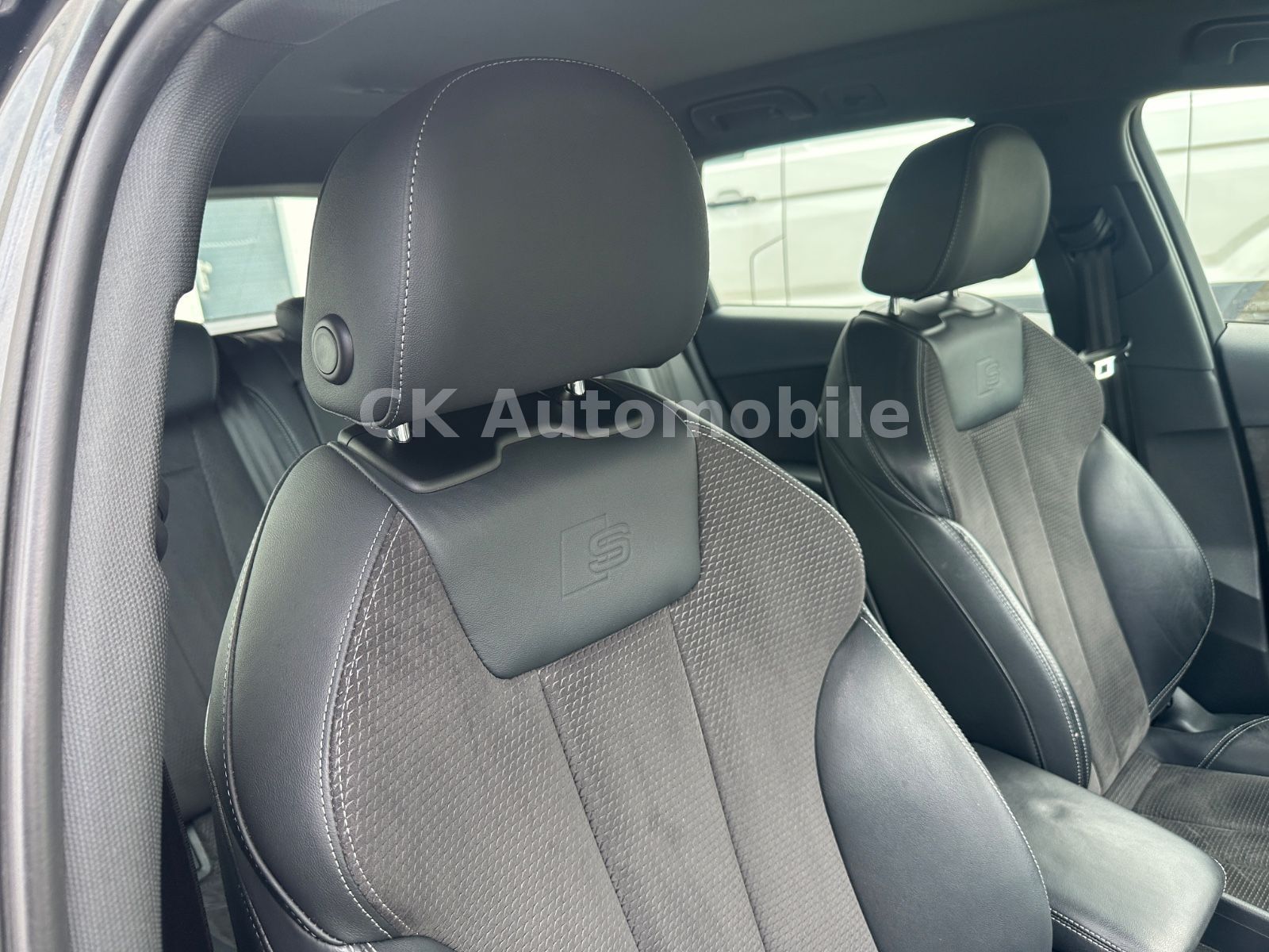 Fahrzeugabbildung Audi A4 Avant 40 TDI Quattro S-Line/Navi/LED/ACC