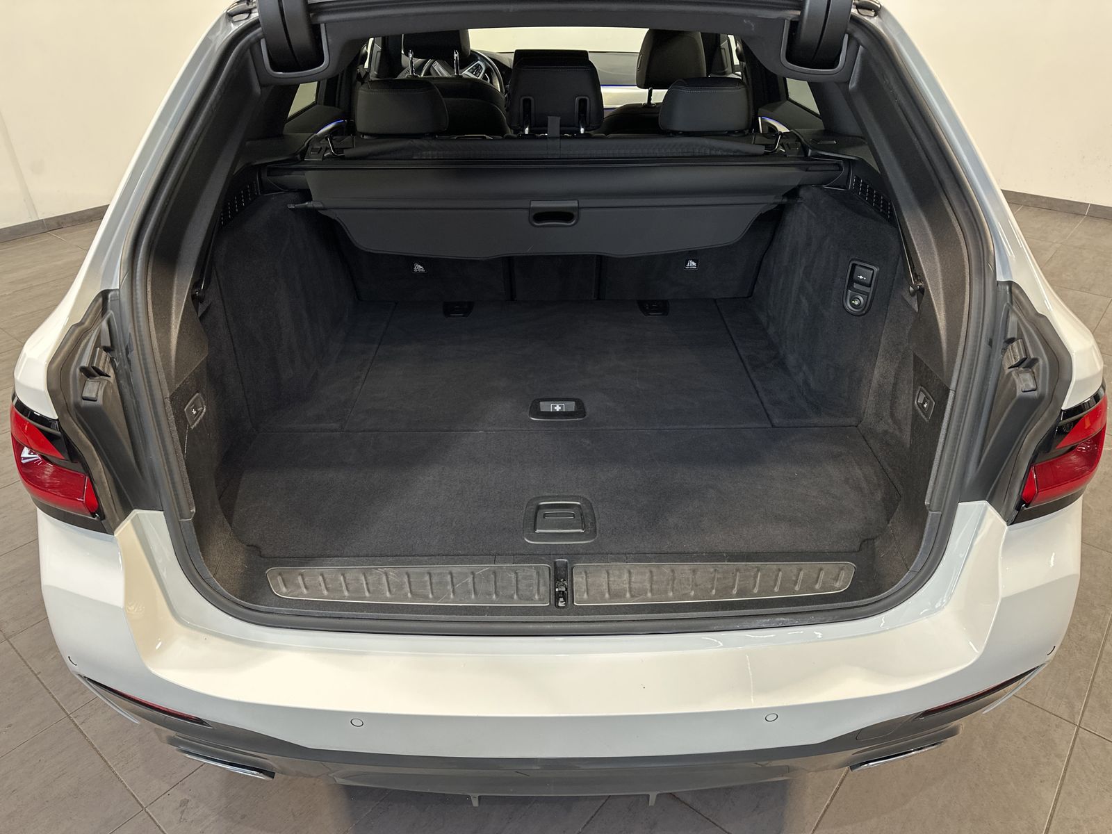 Fahrzeugabbildung BMW 520d Touring xDrive M-Sport NAV+LED+AHK+HEAD-UP