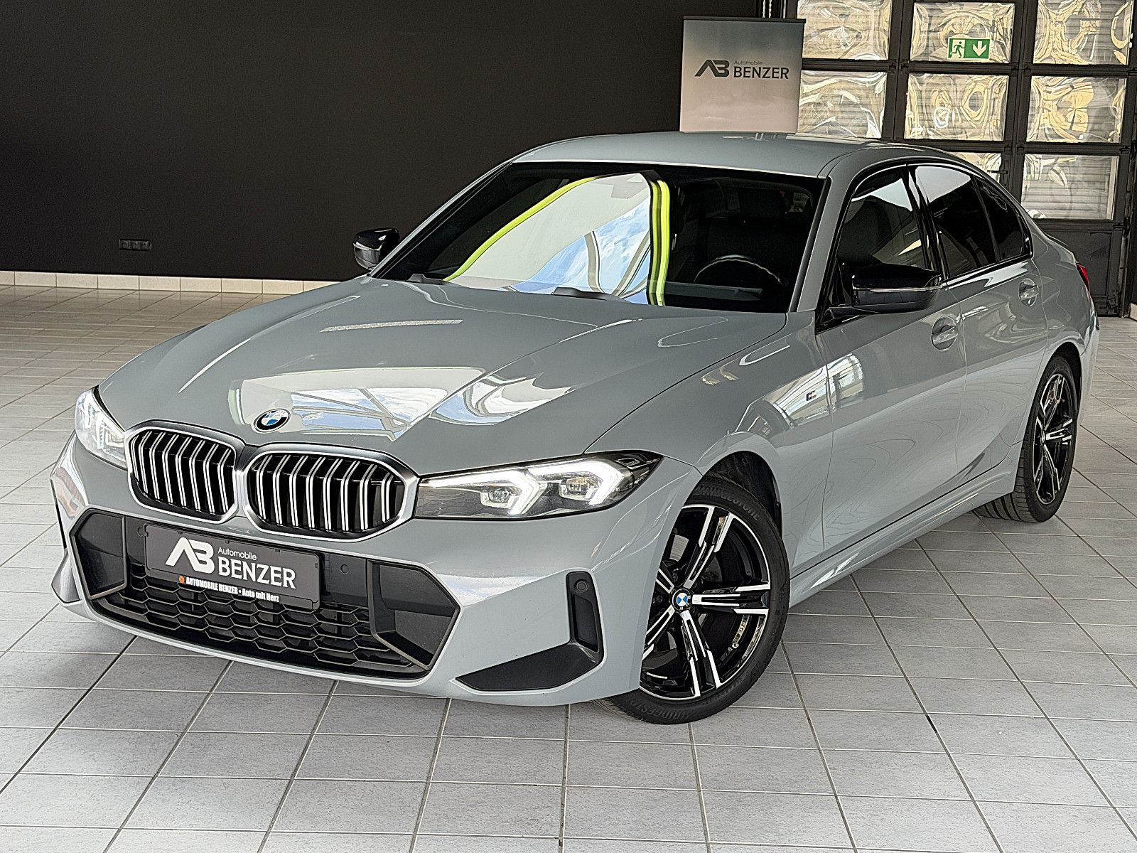 Fahrzeugabbildung BMW 320 d M Sport/M-PAKET/LED/SHADOW-LINE/AMBIENTE