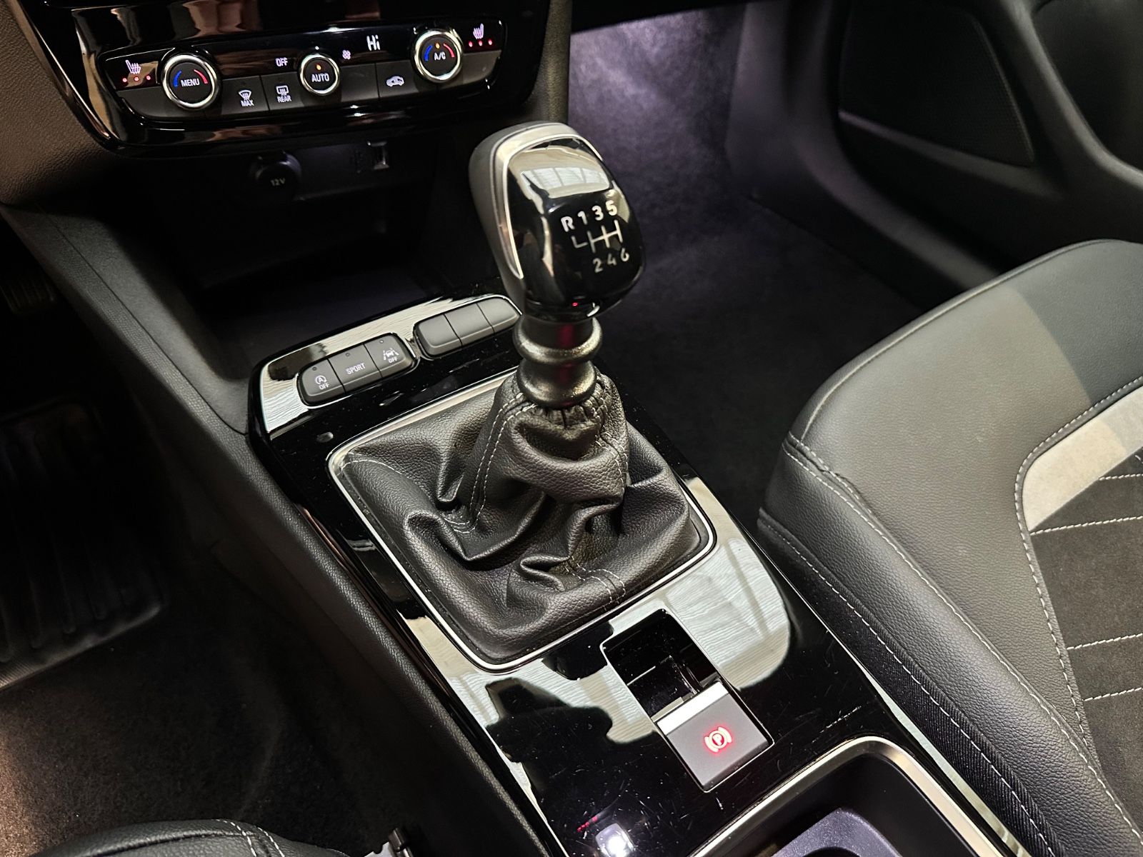 Fahrzeugabbildung Opel Mokka Ultimate 1.2T,Navi,Kamera,Sitzhz,Allw