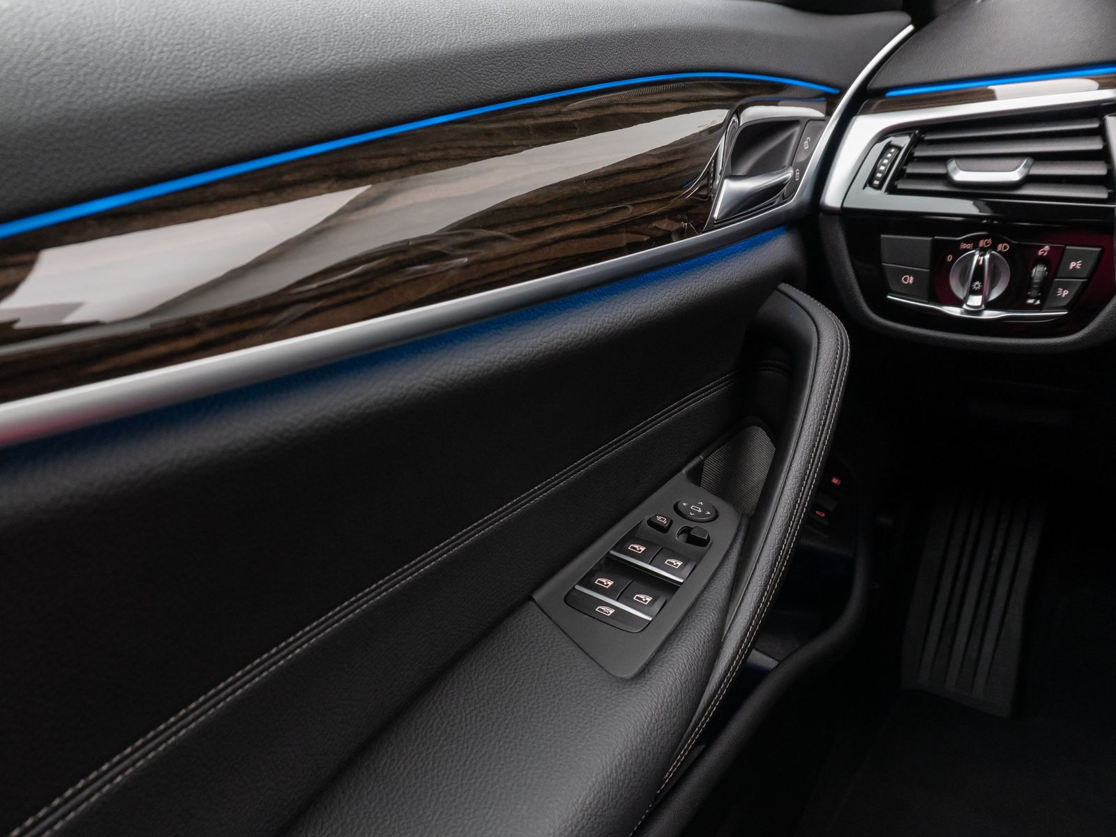Fahrzeugabbildung BMW 530e Panorama Kamera DAB H/K WLAN Alarm Sport