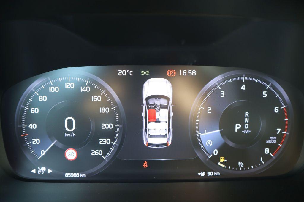 Volvo XC40 T3 Geartronic Momentum Pro|AHK|NAVI|R-CAM|