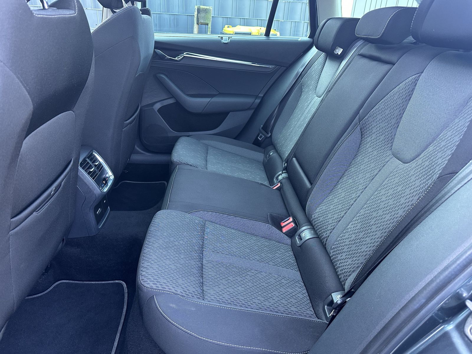 Fahrzeugabbildung SKODA Octavia Combi 2.0 TDI DSG First NAV+LED+PANO+HUD
