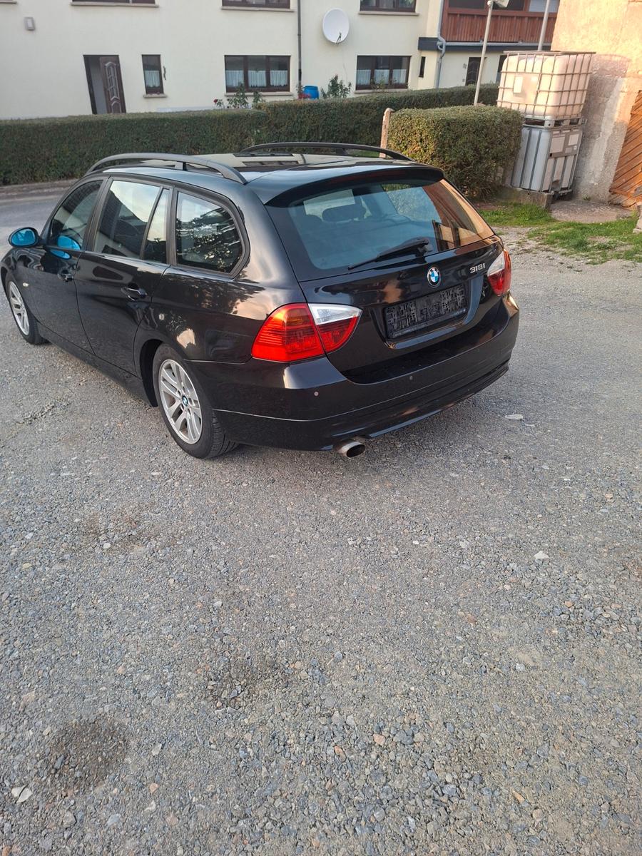BMW 318 2006 — rear view