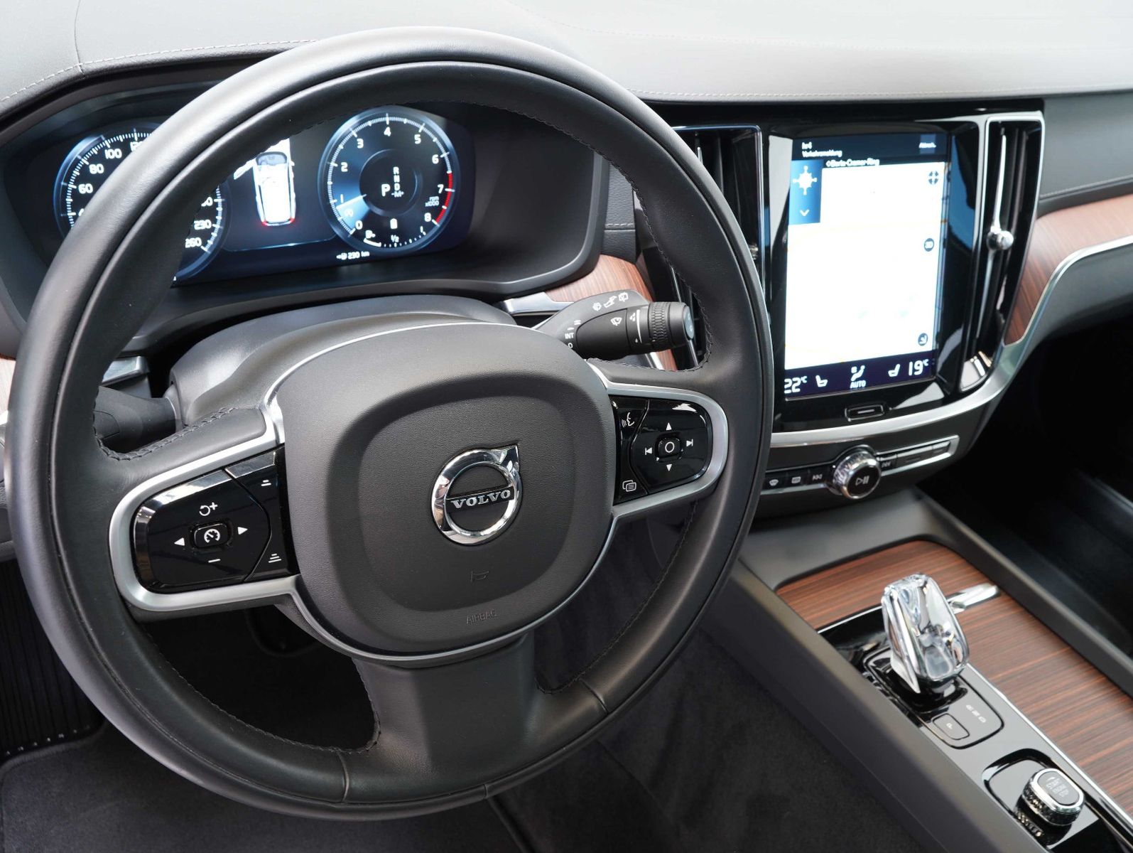 Fahrzeugabbildung Volvo V60 Kombi B4 B Plus Bright LED/PANO/LM19"/360°