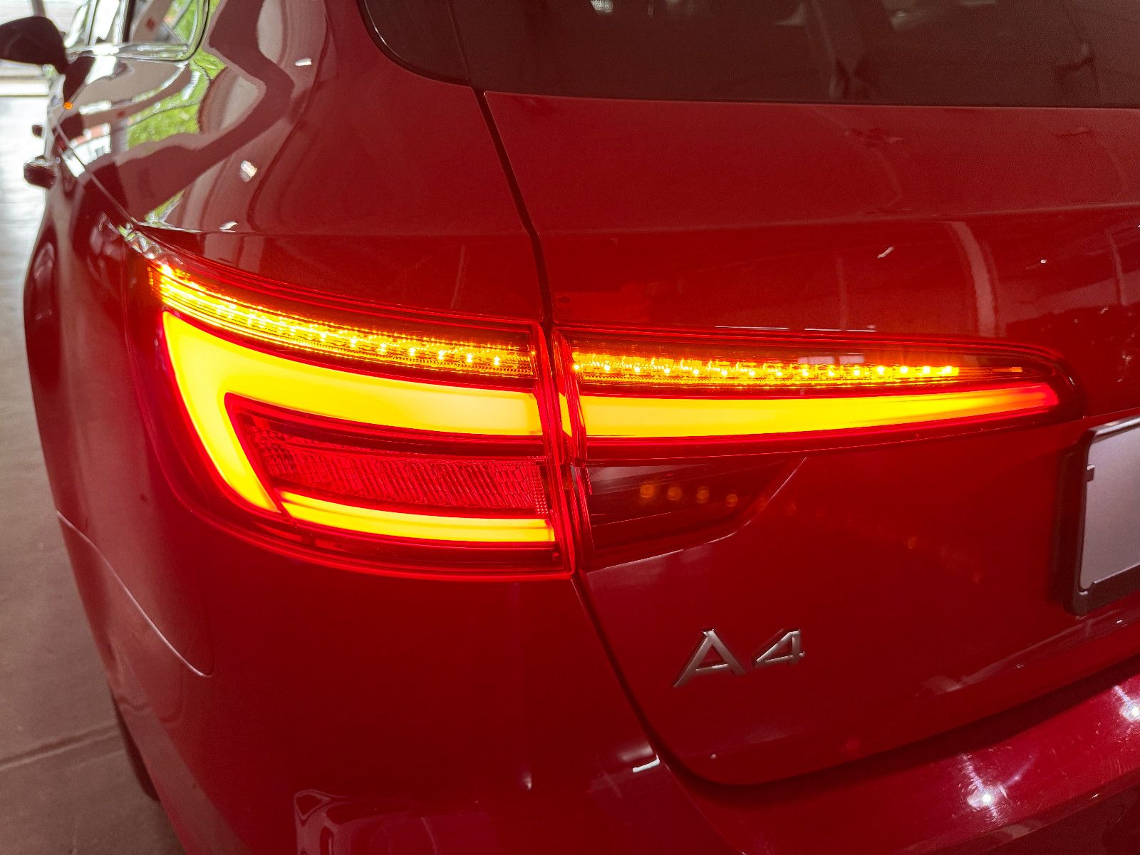 Fahrzeugabbildung Audi A4 2.0 TFSI G-TRON 3X S-LINE BLACK EDITION VOLL