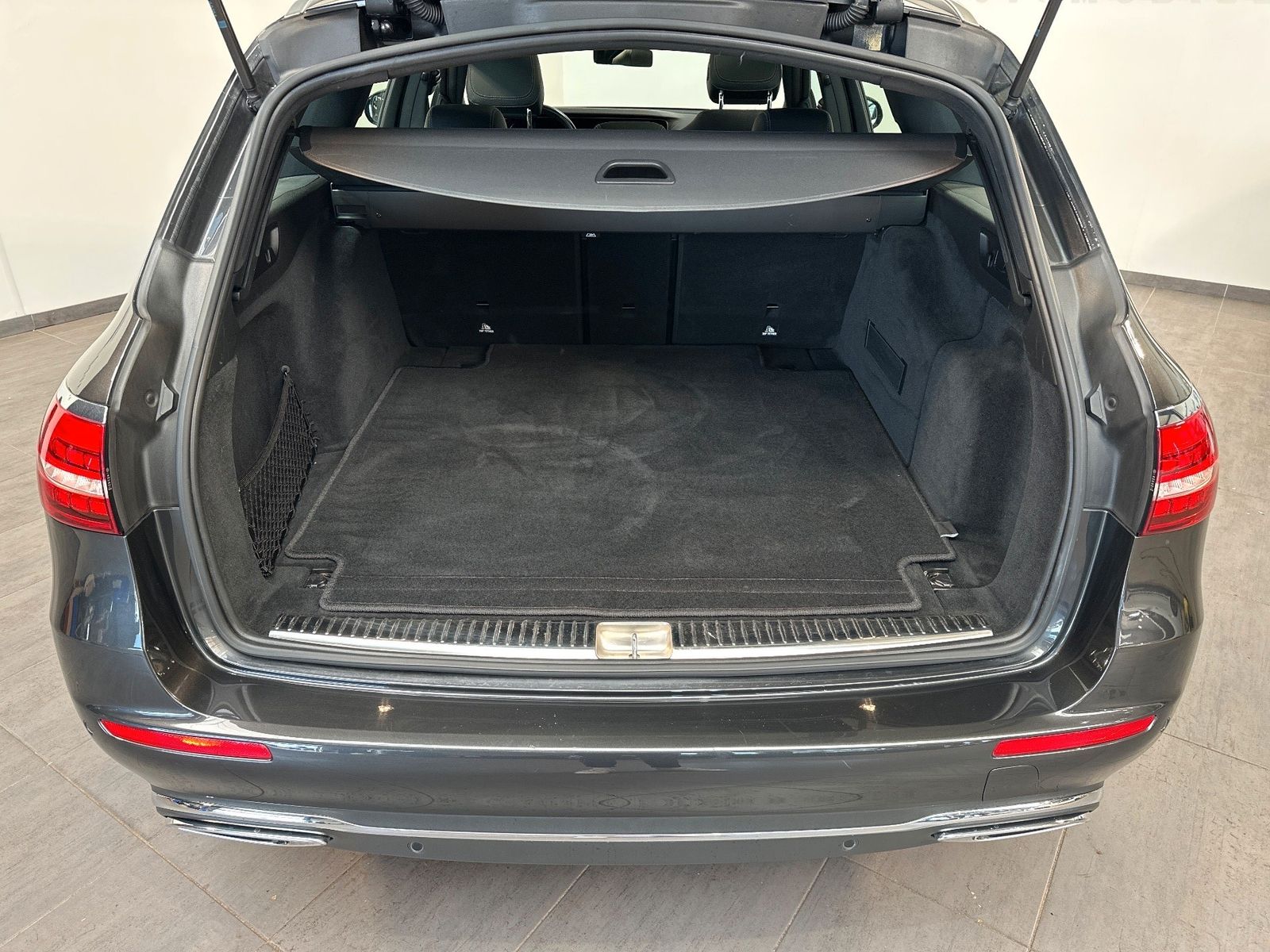 Fahrzeugabbildung Mercedes-Benz E 220 d T Avantgarde NAV+LED+PANORAMA+DISTRONIC