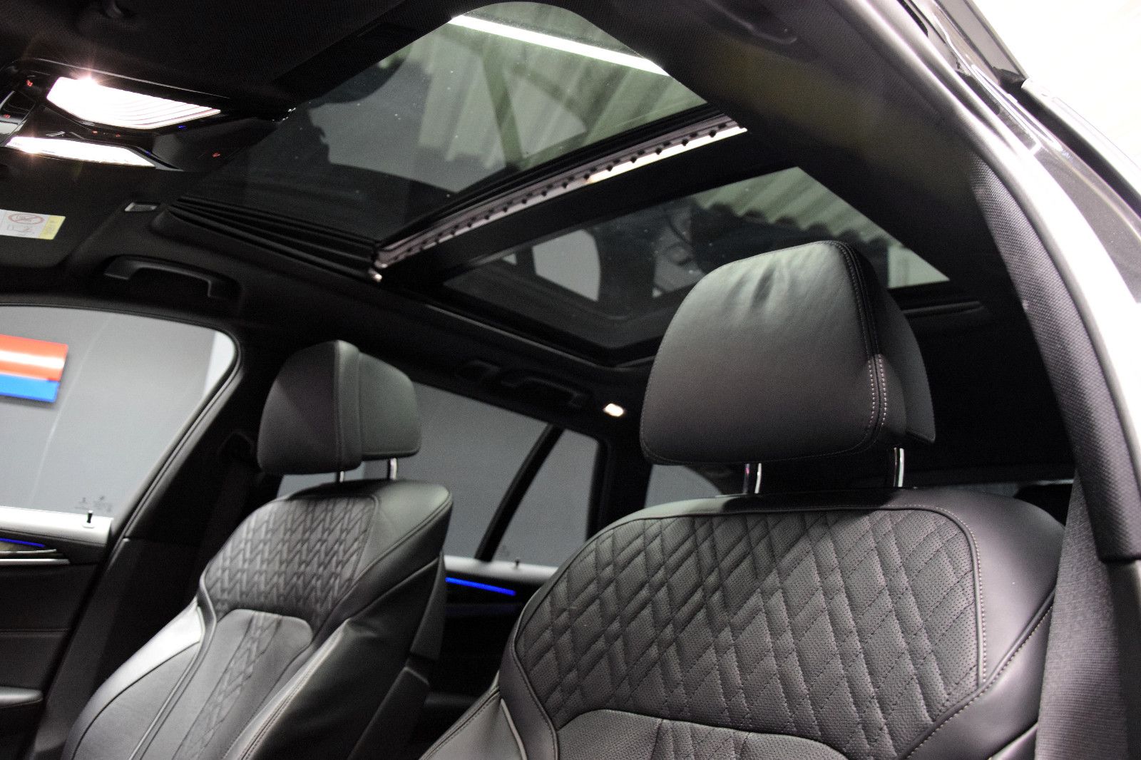 Fahrzeugabbildung BMW M550d xDr Tour Pano H/K HuD ACC Sitzlüft Massage