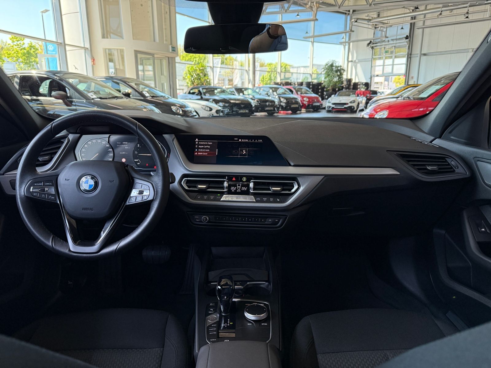 Fahrzeugabbildung BMW 120 i Advantage PANO HUD LED