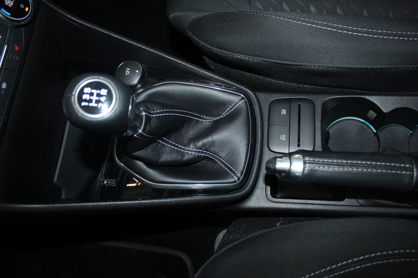 Fahrzeugabbildung Ford Fiesta Titanium 5-T KLIMA Allwetter PDC WinterP.