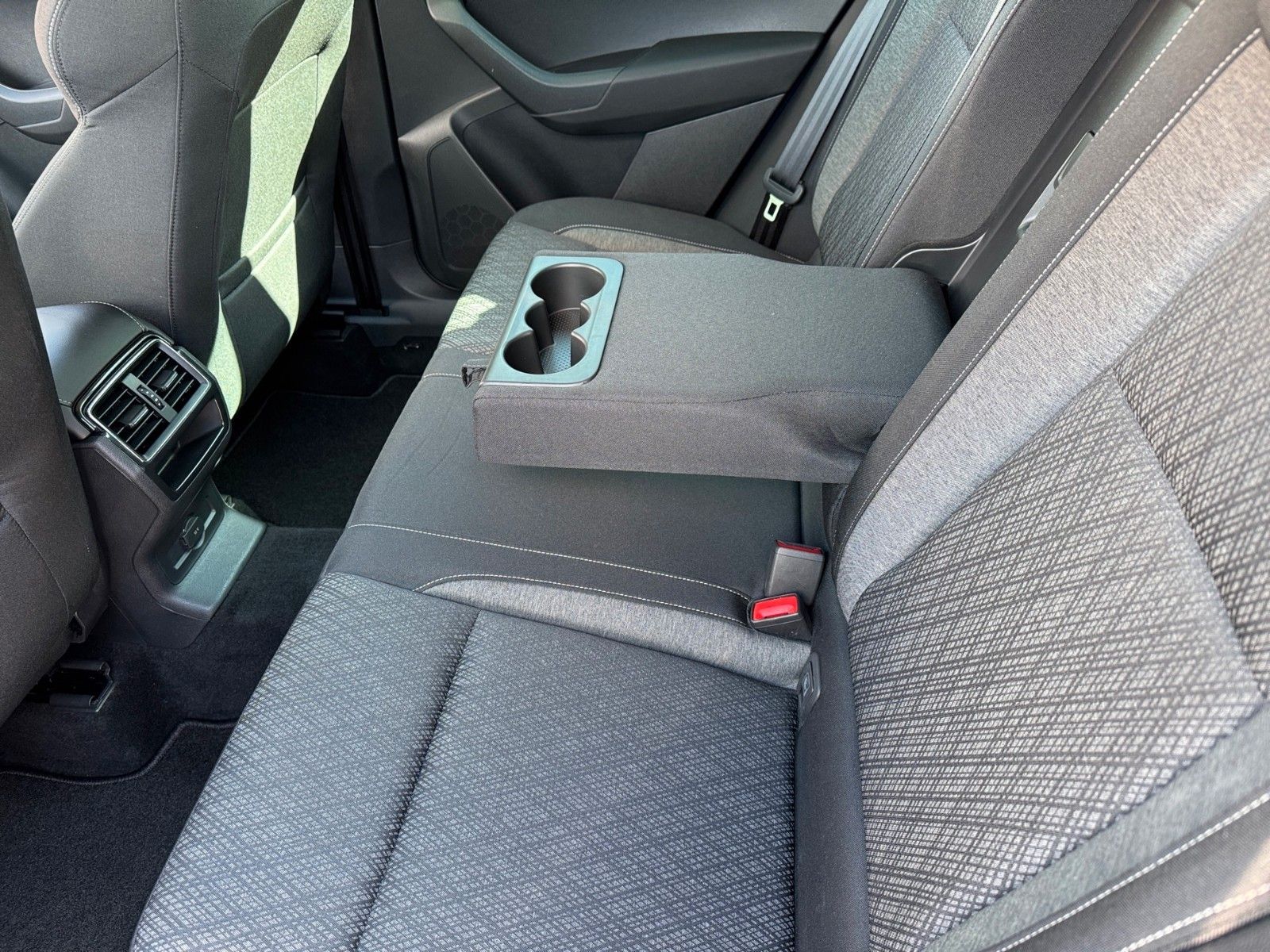 Fahrzeugabbildung SKODA Karoq 2.0l TDI DSG 4x4 STYLE