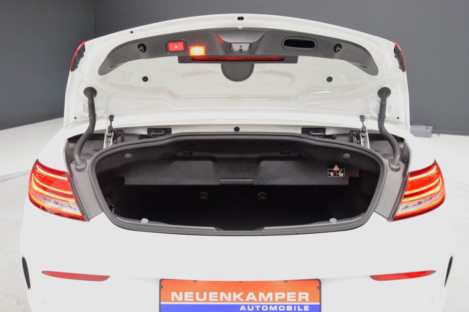 Fahrzeugabbildung Mercedes-Benz C 200 Cabrio 9G-TRONIC AMG-Line HuD Kamera LED