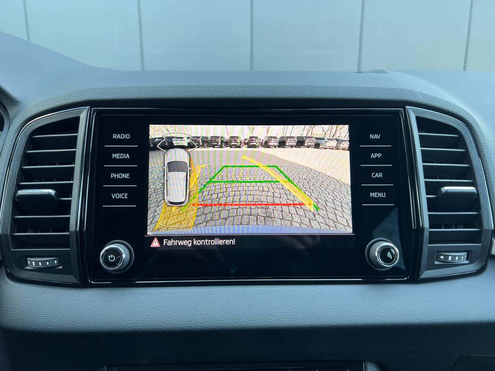 Fahrzeugabbildung SKODA Karoq Tour 1.5 TSI DSG *AHK, 17" LM-Felge, Navi,