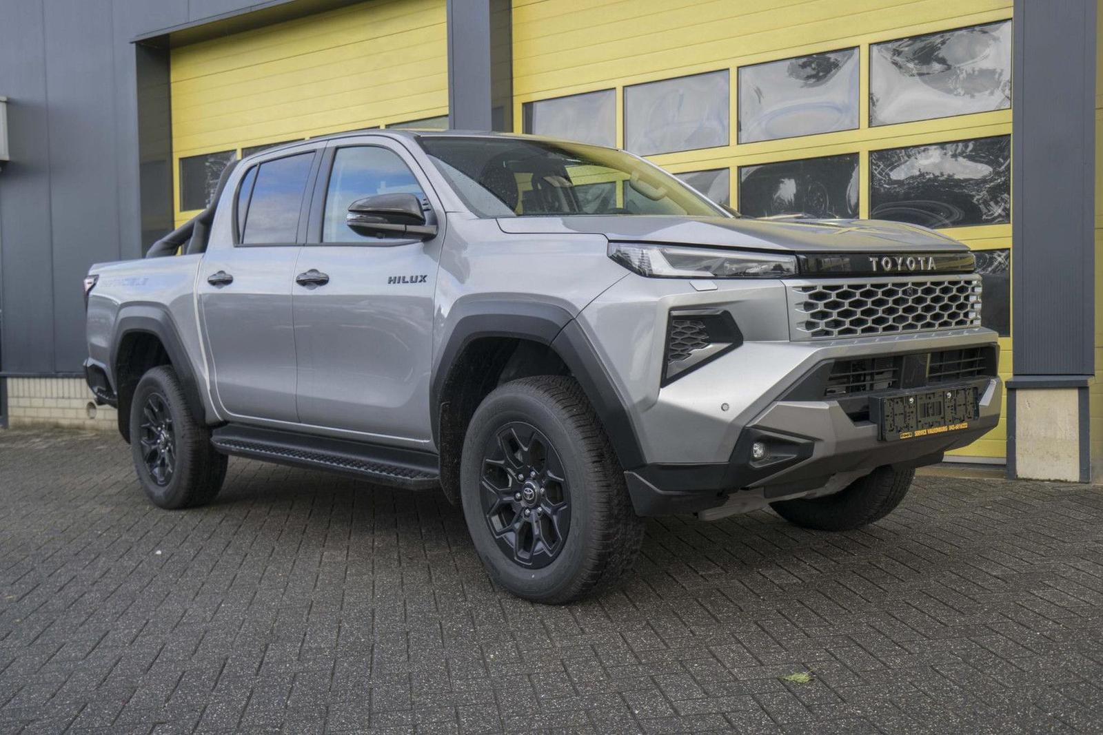 Toyota Hilux 2.8 D-4D Hybrid Invincible JBL voll-aussta