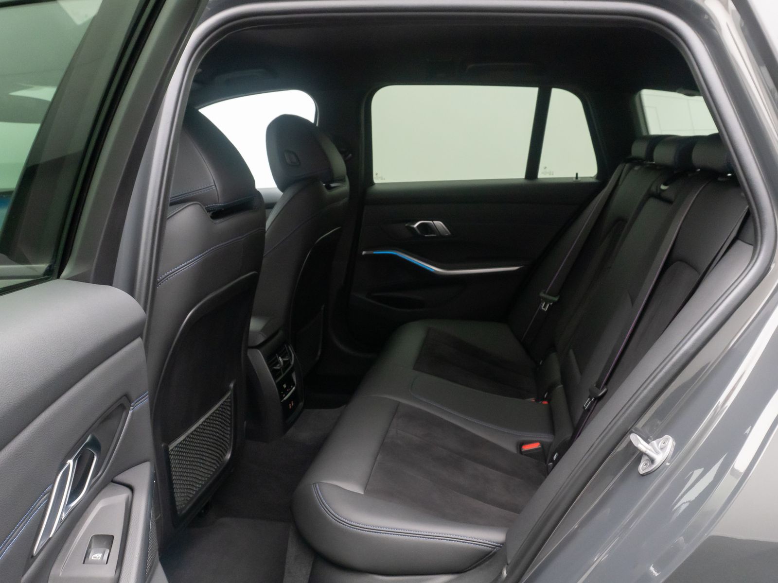 Fahrzeugabbildung BMW 330d xD M Sport Individual Kamera DAB HUD 19Zoll