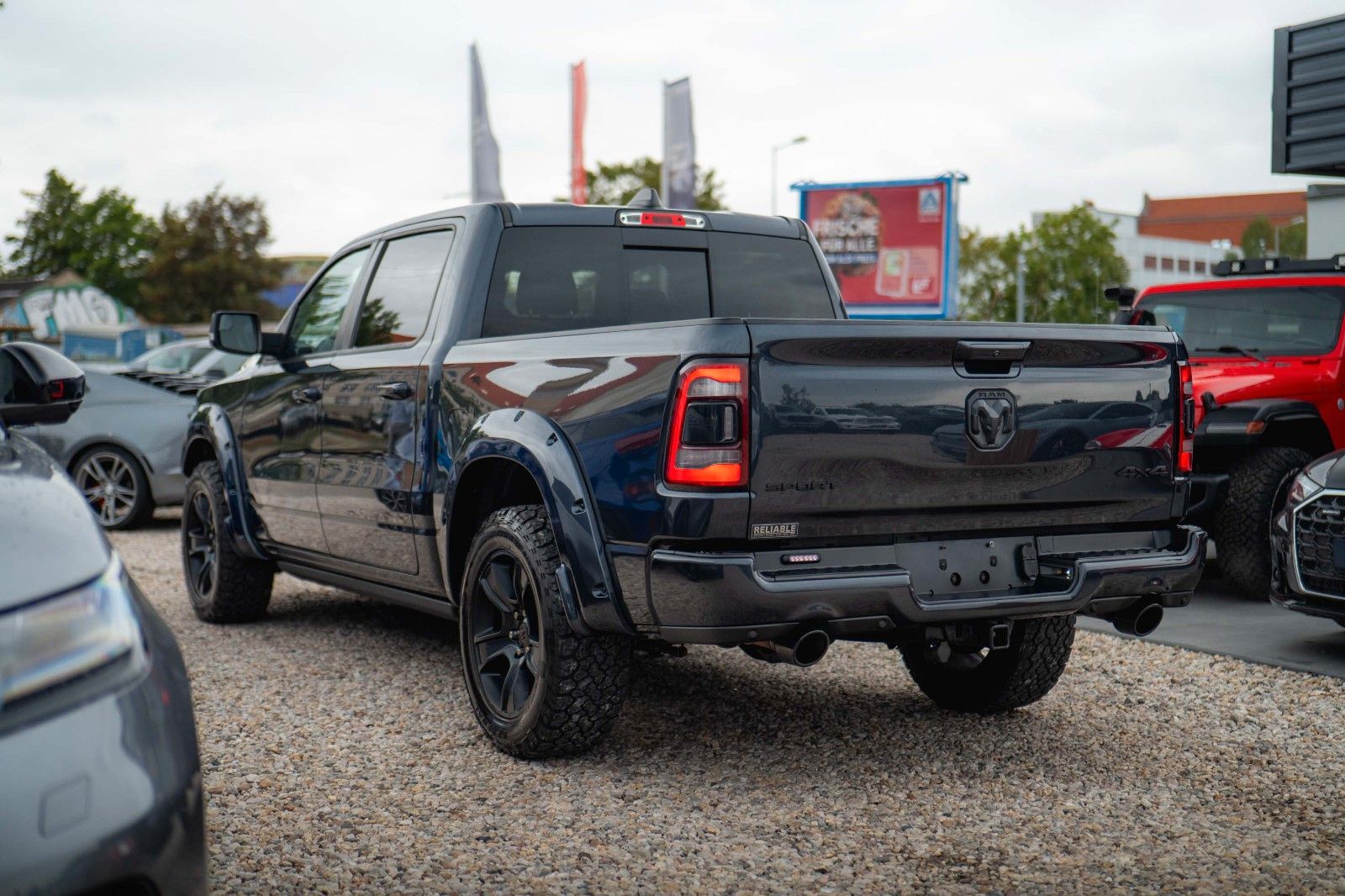 Fahrzeugabbildung Dodge RAM 5.7 V8 HEMI 4x4 OFFROAD Night Limited 19%