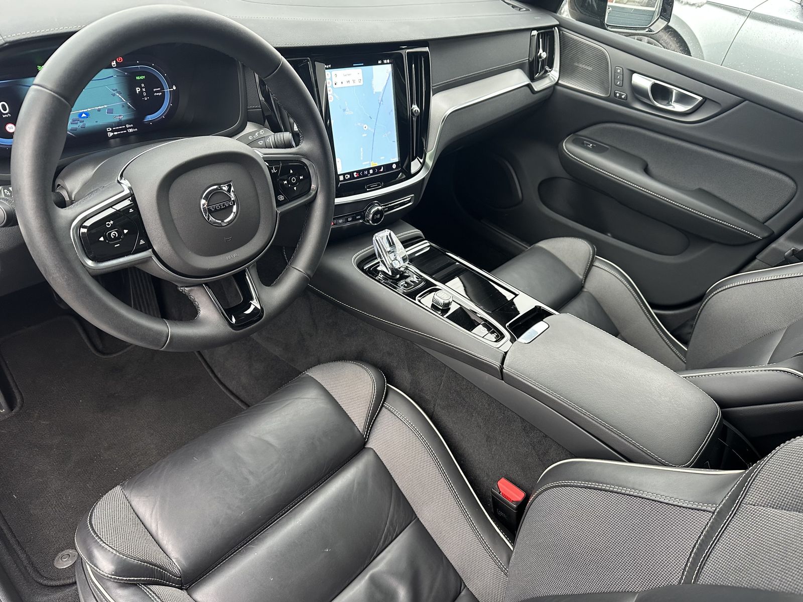 Fahrzeugabbildung Volvo V60 Ultimate Plug-In Hybrid AWD NAV+LED+PANO+ACC