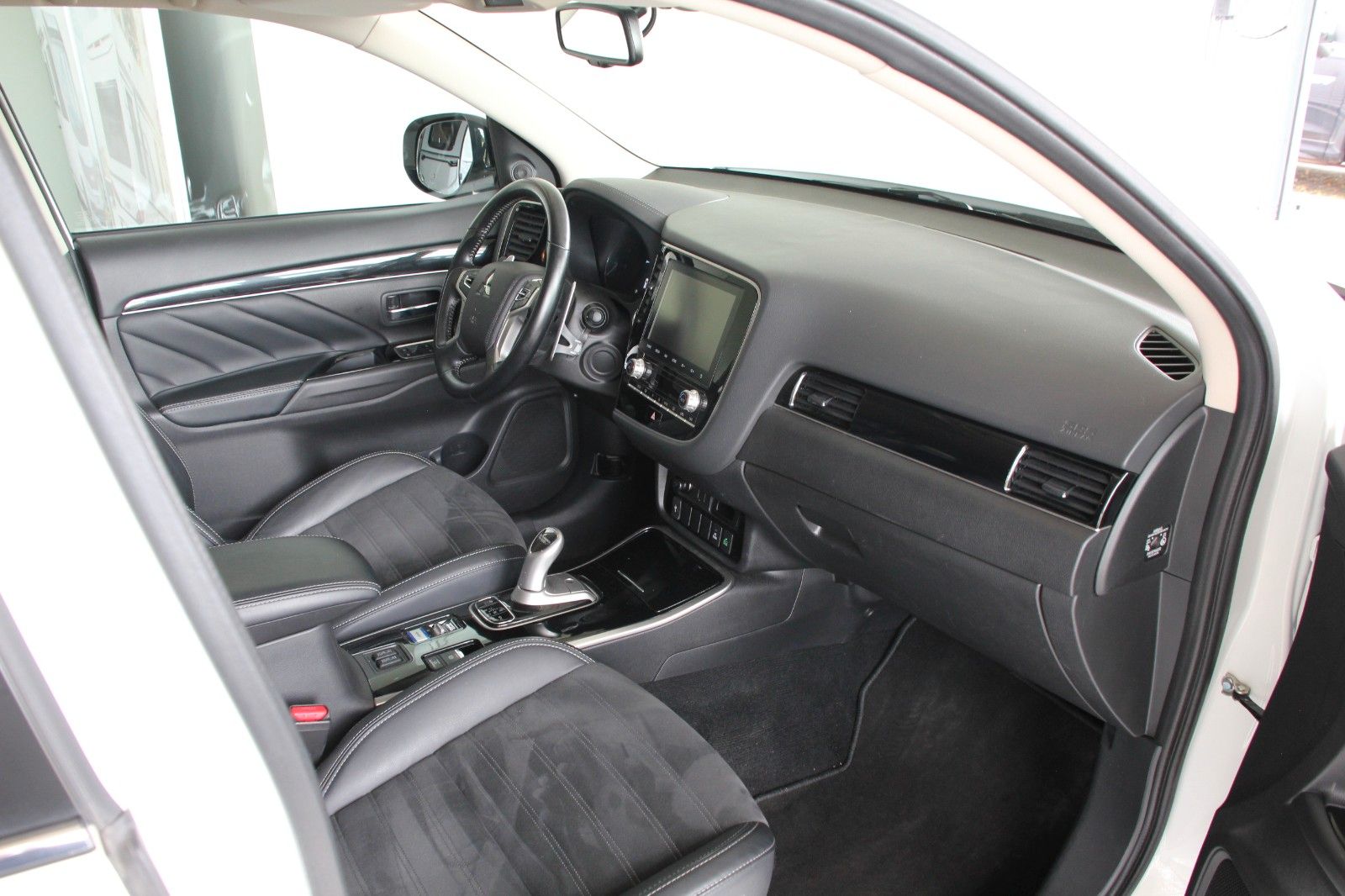 Fahrzeugabbildung Mitsubishi Outlander PHEV Basis Spirit 4WD