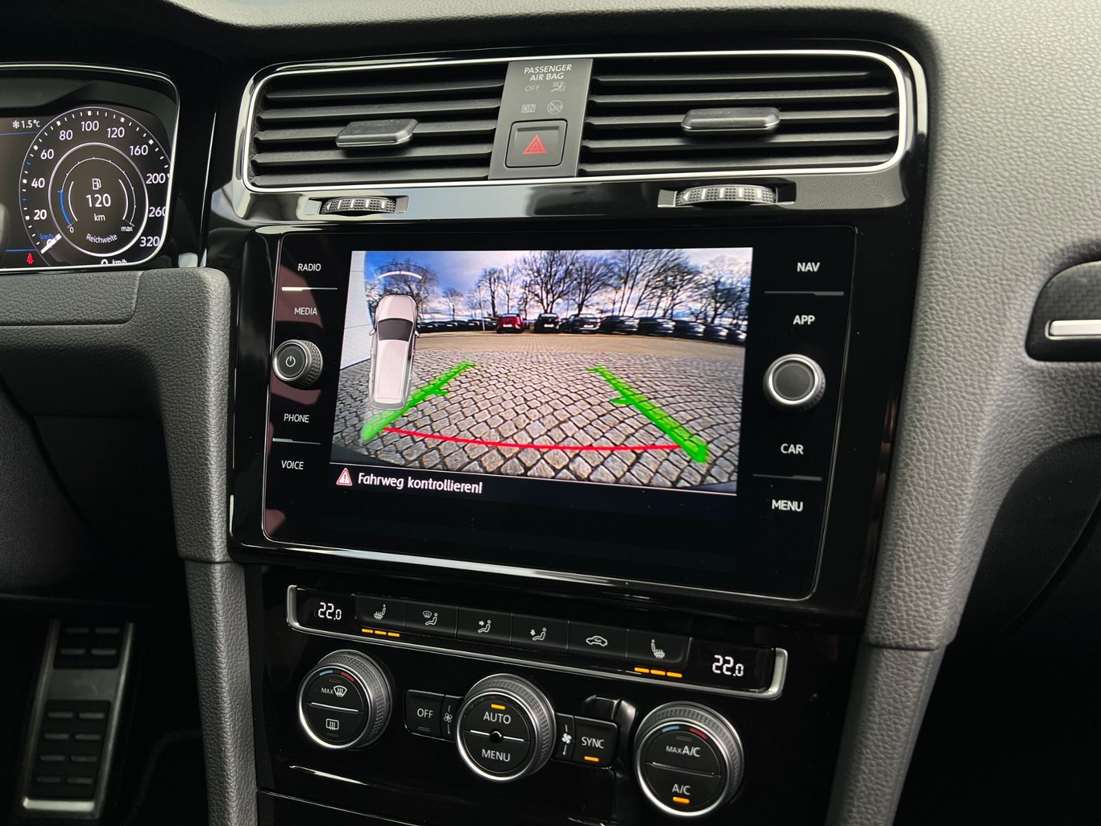 Fahrzeugabbildung Volkswagen Golf VII Variant R 2.0 TSI DSG 4MOTION *LED,DYNA