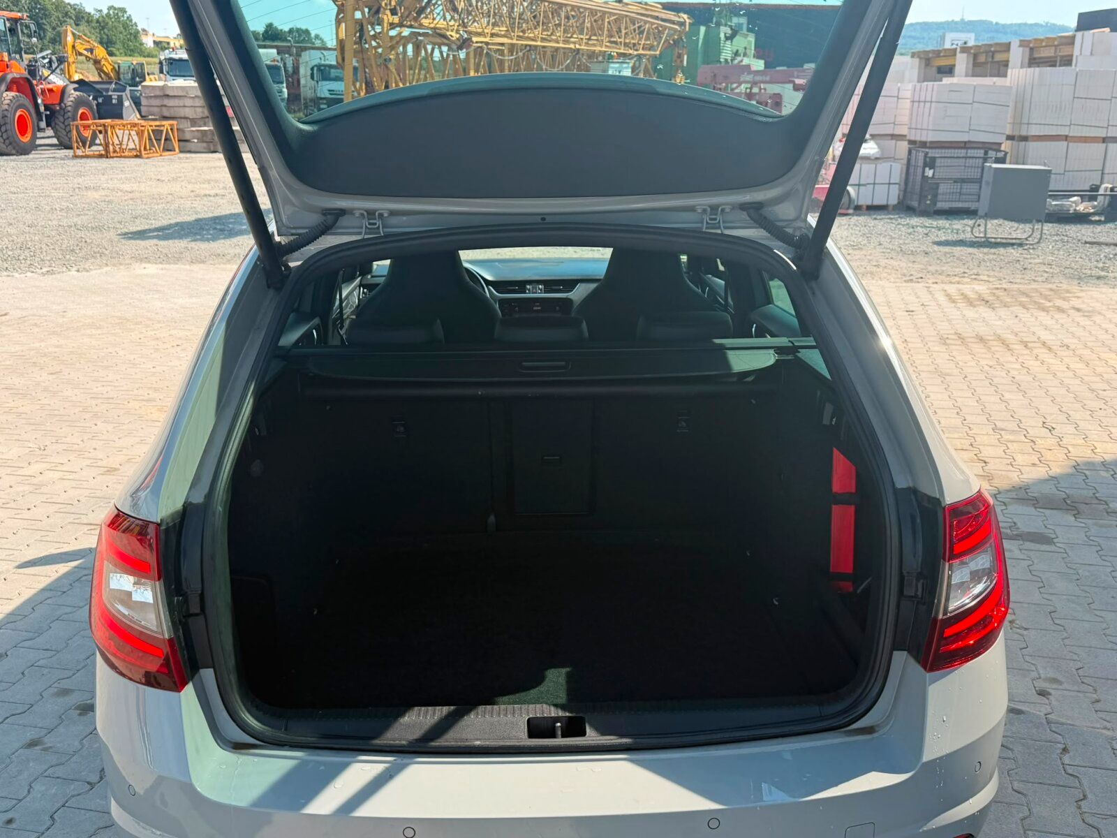 Fahrzeugabbildung SKODA OCTAVIA RS / 4x4 / NAVI