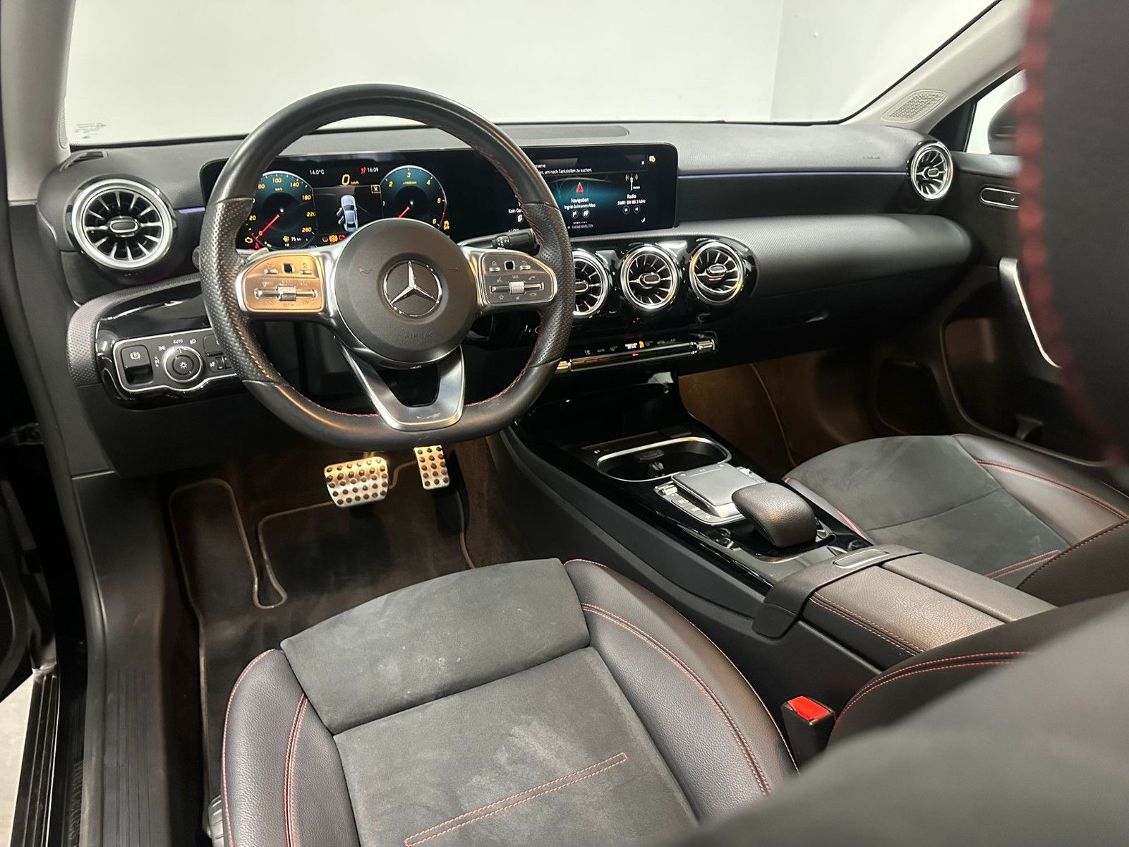 Fahrzeugabbildung Mercedes-Benz A 200 d 4MATIC DCT LImousine *AMG-LINE*KAMERA*