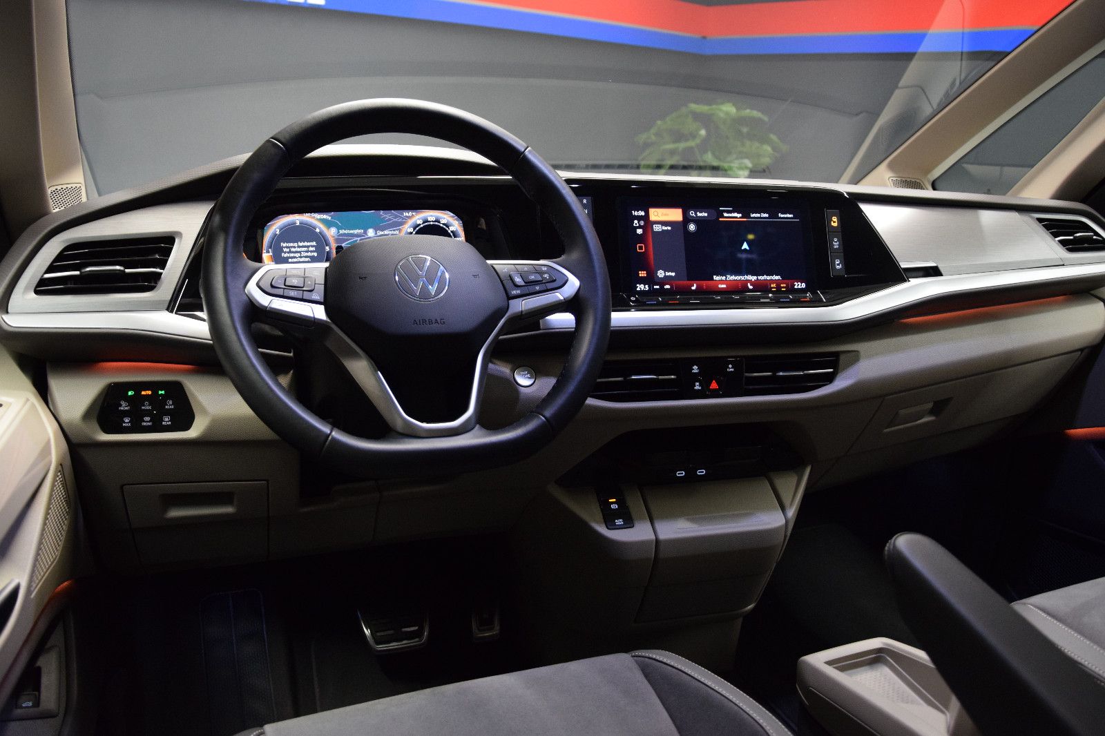 Fahrzeugabbildung Volkswagen T7 Multivan Style DSG Pano vis-a-vis Matrix AHK