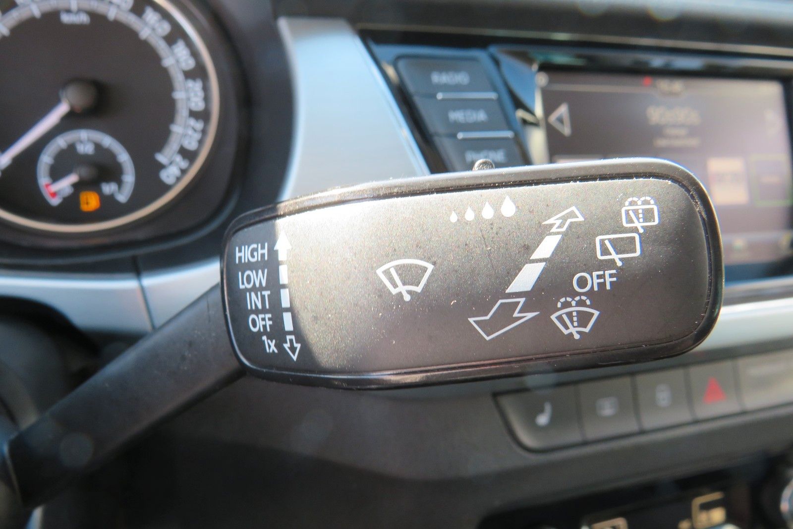 Fahrzeugabbildung SKODA Fabia Combi Ambition PDC NAVI APP SITZH. 1.HD
