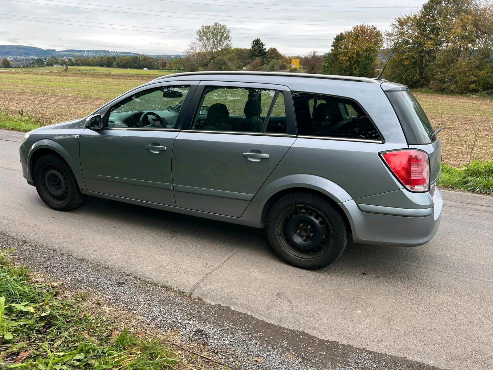Opel Astra 2004 — rear view