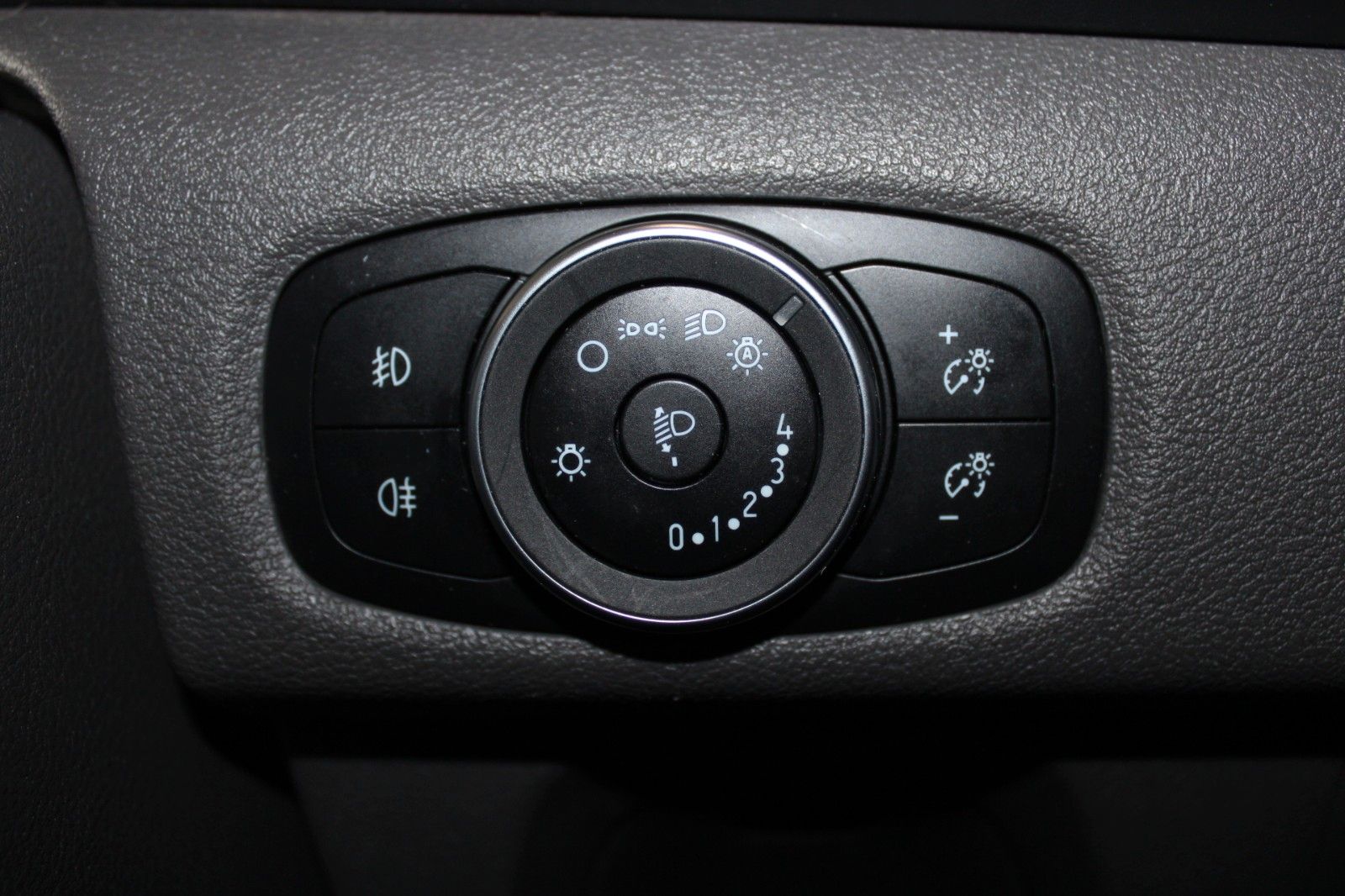 Fahrzeugabbildung Ford Transit Custom TREND 9-Sitzer Klima AHK NAVI uvm