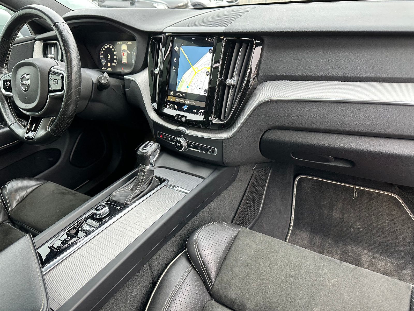 Fahrzeugabbildung Volvo XC60 T5 R DESIGN AWD*PANO+AHK+LED*