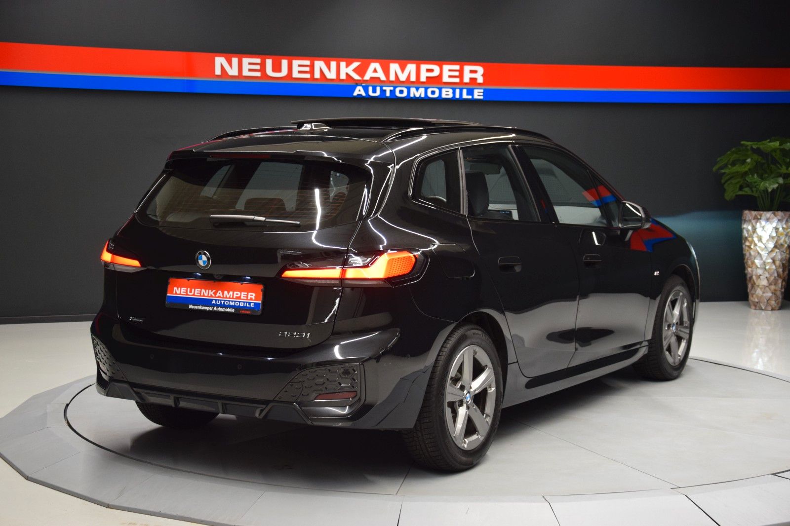 Fahrzeugabbildung BMW 223i xDrive Active Tourer M Sport Pano HuD AHK