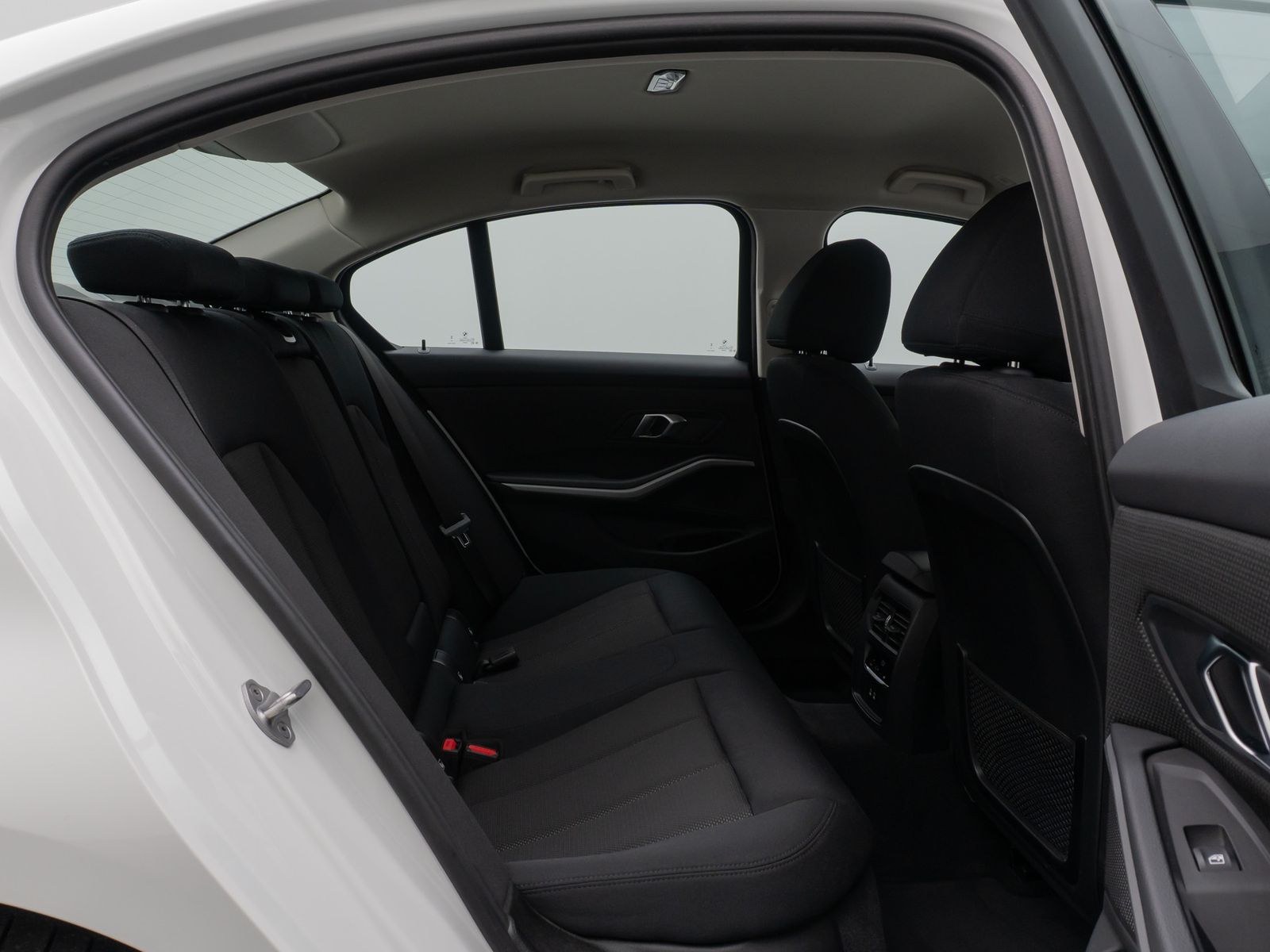 Fahrzeugabbildung BMW 330e GeschwindigReg PDC CockpitPlus DAB Sport