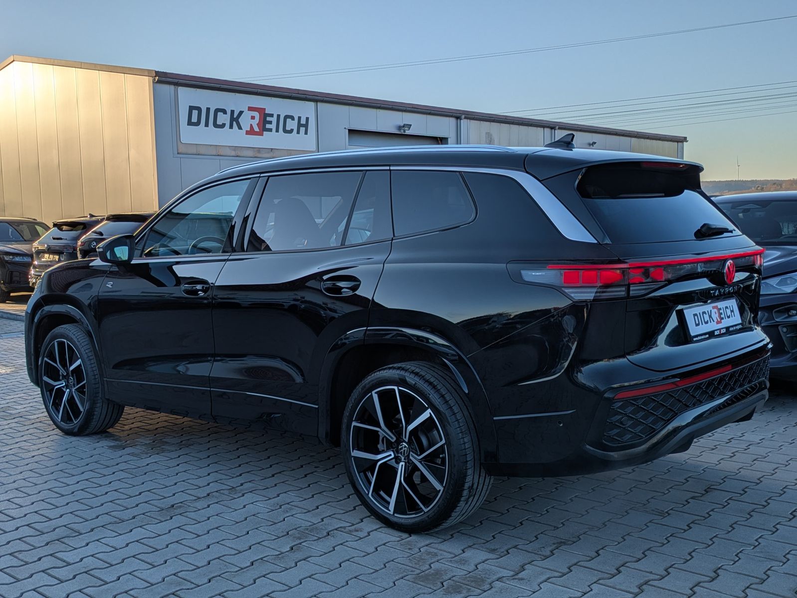 Fahrzeugabbildung Volkswagen Tayron 2.0 TDI 4M R-Line 7Si*MATRIX*AHK*PANO*HUD