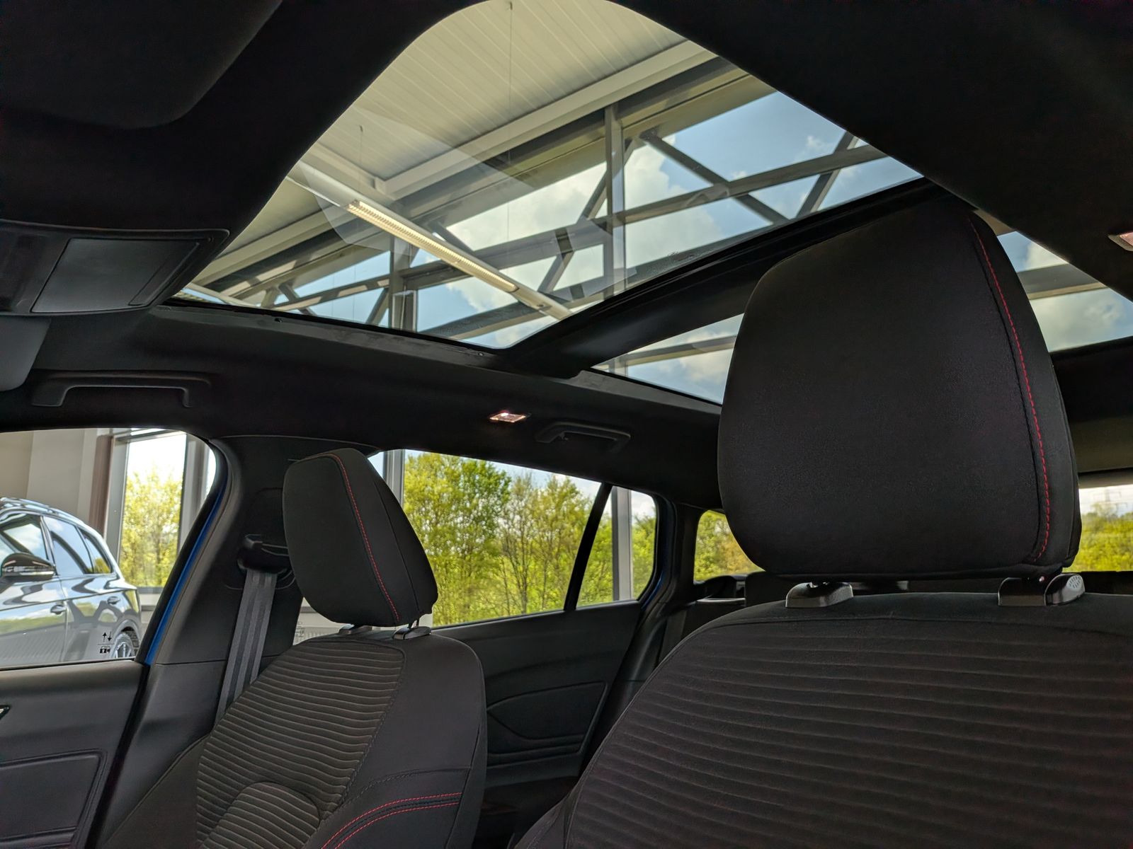 Fahrzeugabbildung Ford Focus ST-Line X Styling Matrix B&amp;O Pano 18"
