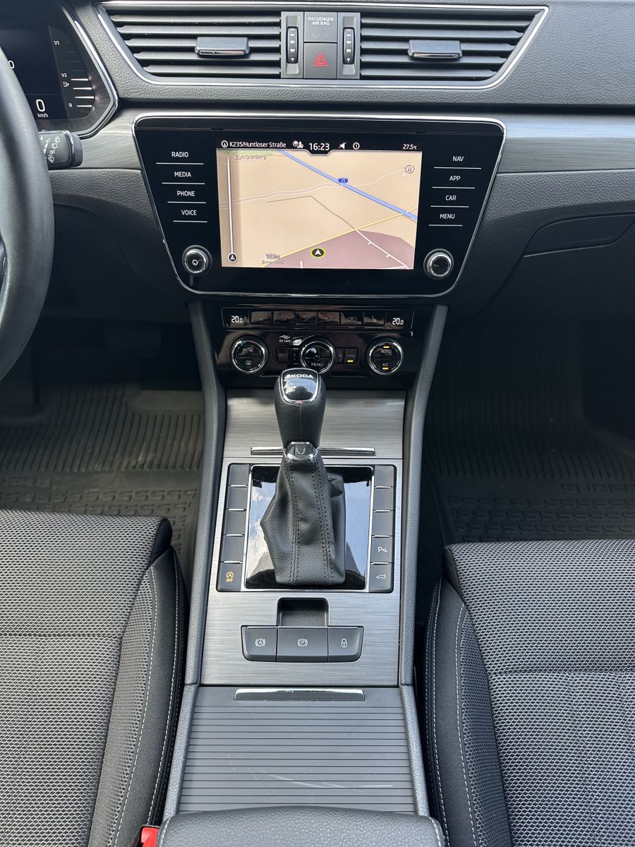 Fahrzeugabbildung SKODA Superb 2.0 TDI DSG Style NAV+MATRIX+AHK+ACC+VC
