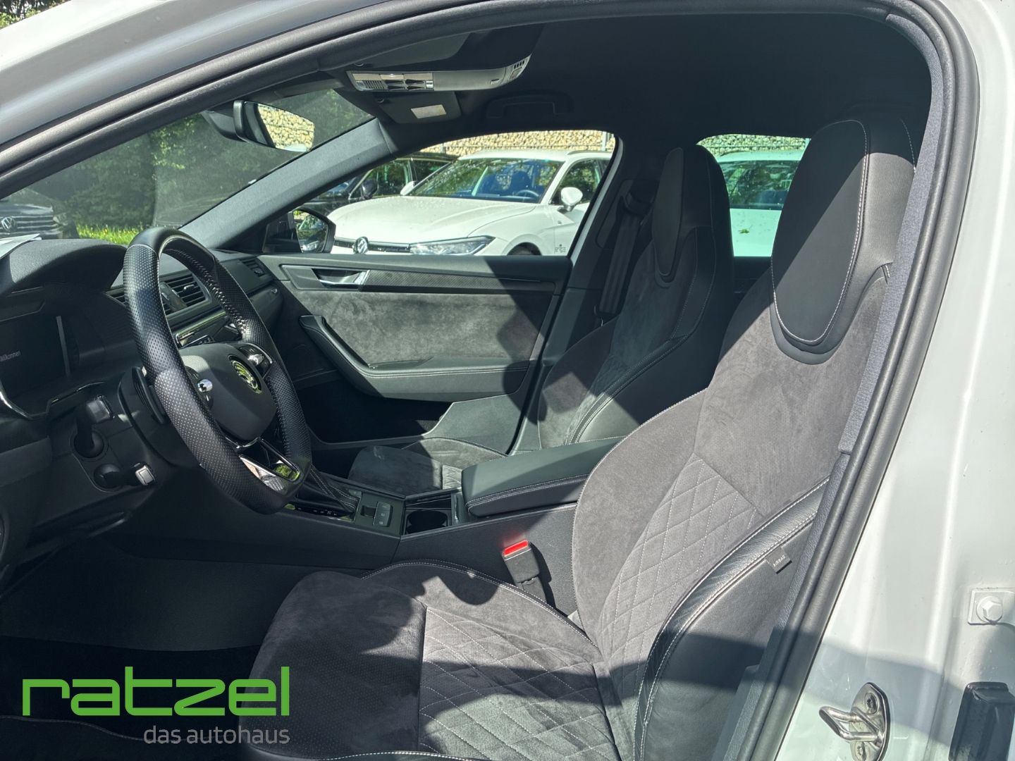 Fahrzeugabbildung SKODA Superb Sportline Combi 2.0 TDI AHK Navi Leder