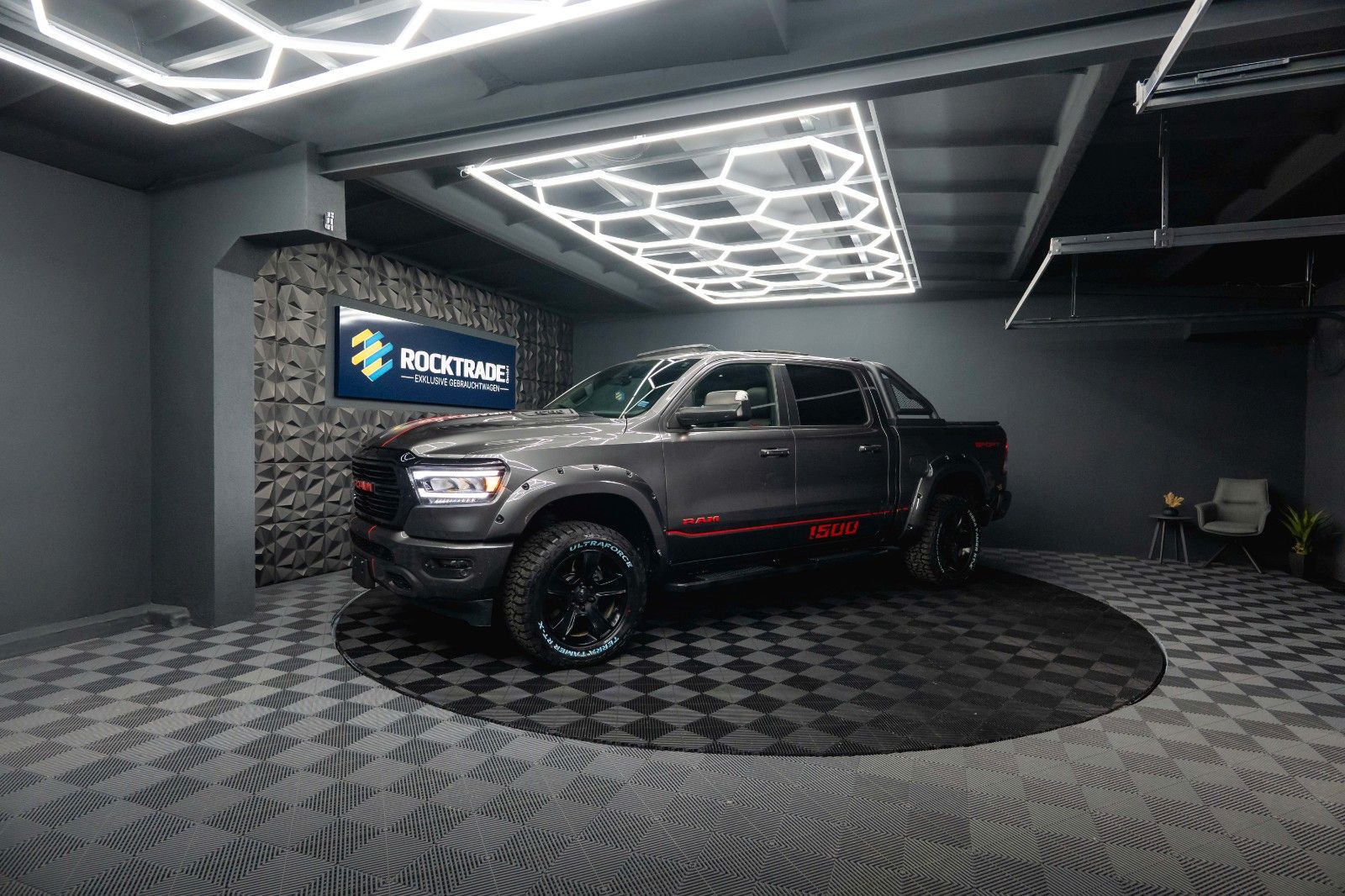 Fahrzeugabbildung Dodge RAM 5.7 V8 HEMI 4x4 OFFROAD Night-Edition *Pano*