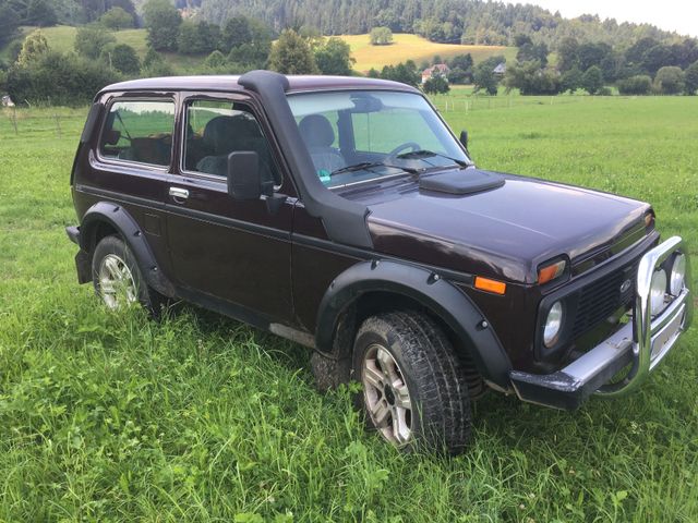 Lada Niva 1.7i  BJ 2008 TÜV 10/26