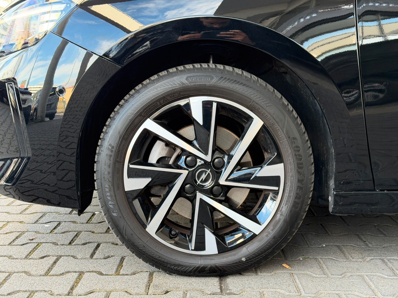 Fahrzeugabbildung Opel Corsa F 1.2 Turbo GS KlimaA,LED,Navi,SHZ,Kam.,LM