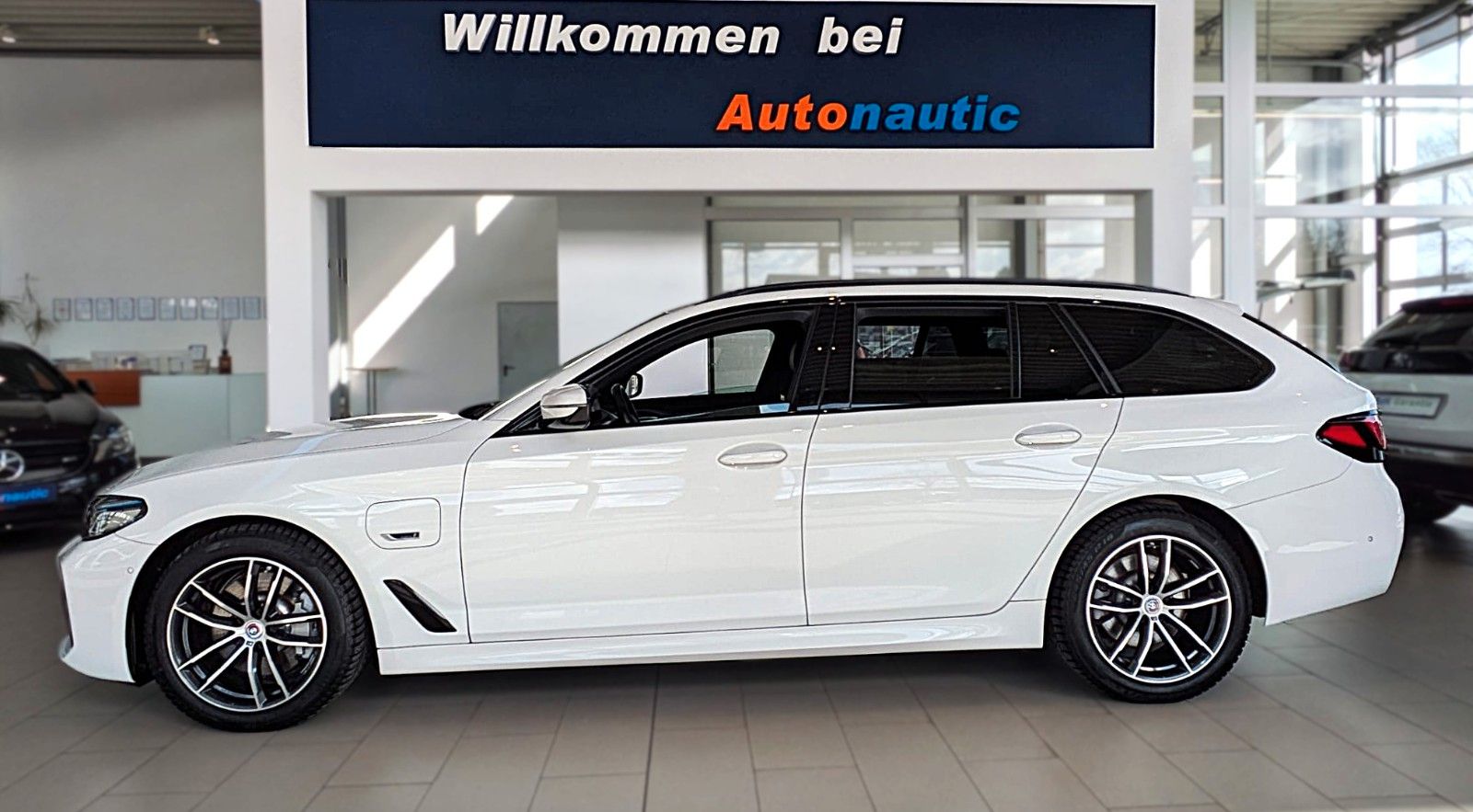 Fahrzeugabbildung BMW 530e M SPORT VIRTUAL HUD NAVI LASER LEDER AHK